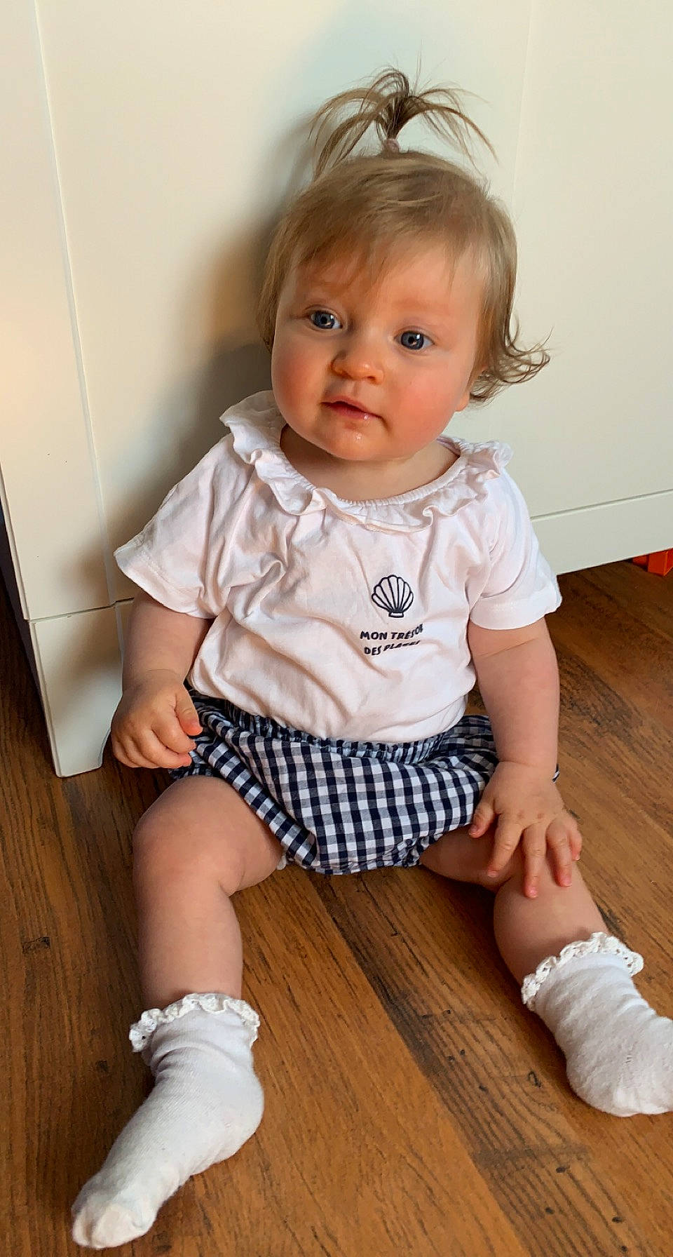 Anaé a rejoint le concours — aidez-le/la à gagner de superbes lots ! baby_toddler_clothing, cheek, child, dress_shirt, eye, flooring, hardwood, human_leg, joint, knee, leg, pattern, person, shorts, skin, sleeve, sock, thigh, toddler, white