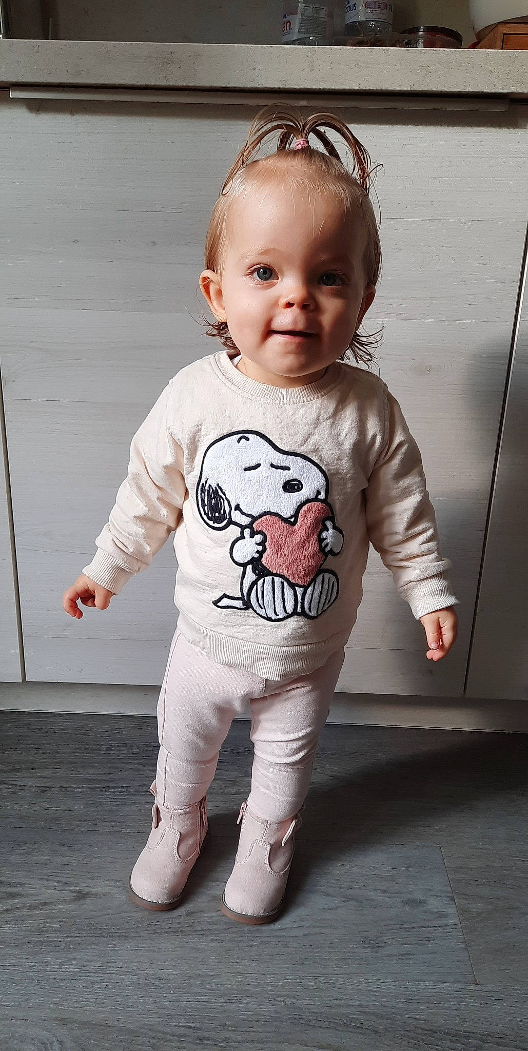 Julia participe au concours pour gagner de l'argent avec cette photo : baby, baby_toddler_clothing, cheek, chin, cool, eye, face, grey, head, human_body, joint, neck, outerwear, person, shoulder, skin, sleeve, smile, standing, t_shirt
