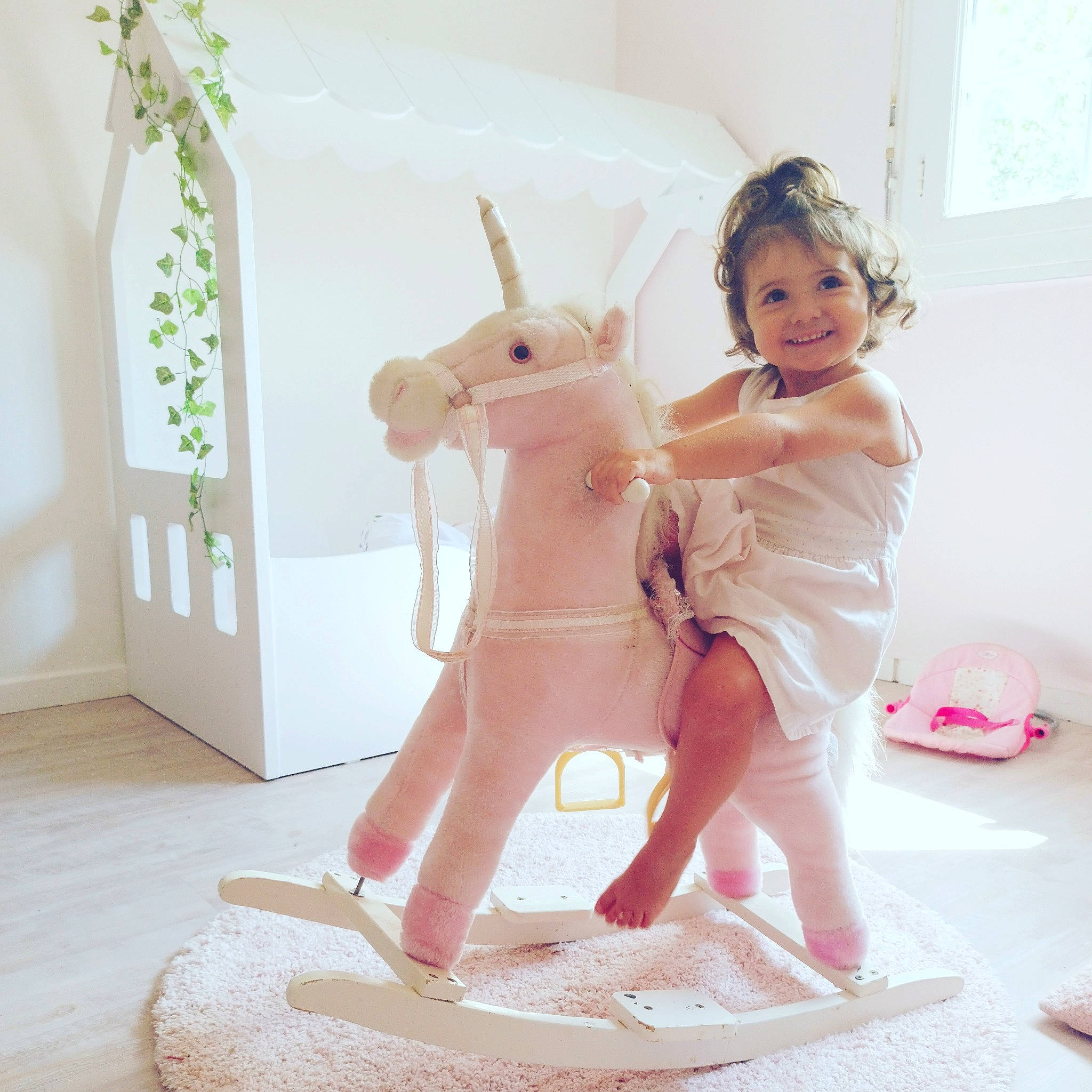 Lana a rejoint le concours — aidez-le/la à gagner de superbes lots ! child, fawn, fictional_character, joy, mythical_creature, person, pink, room, toddler, toy, unicorn
