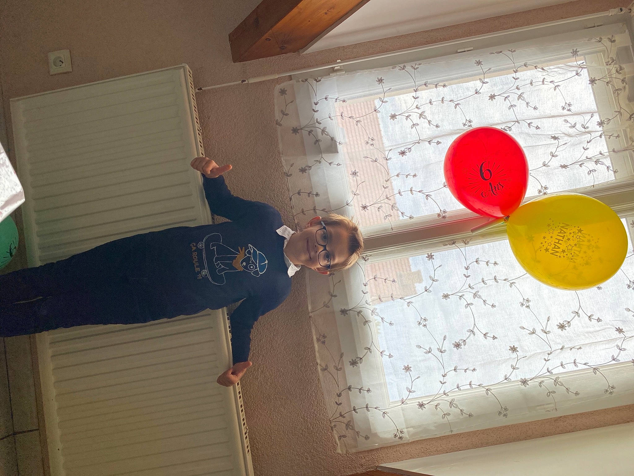 Nathan a rejoint le concours — aidez-le/la à gagner de superbes lots ! art, balloon, carmine, ceiling, circle, event, floor, flooring, fun, hardwood, joy, line, material_property, paint, party_supply, person, petal, room, smile, textile