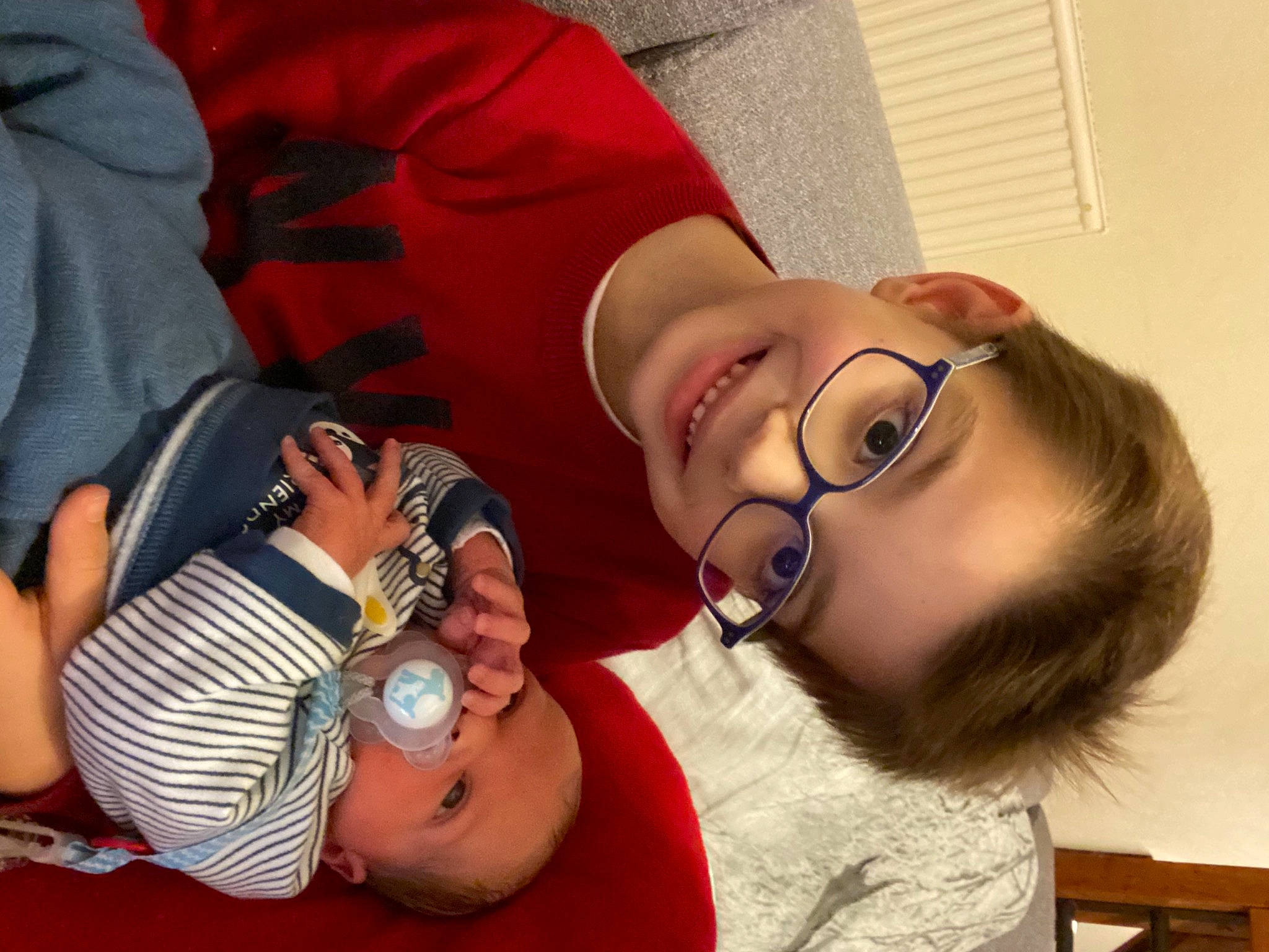 Nathan a rejoint le concours — aidez-le/la à gagner de superbes lots ! arm, cheek, comfort, ear, eyelash, eyewear, finger, gesture, glasses, hand, happy, human_body, joint, joy, mouth, muscle, nose, person, skin, thumb