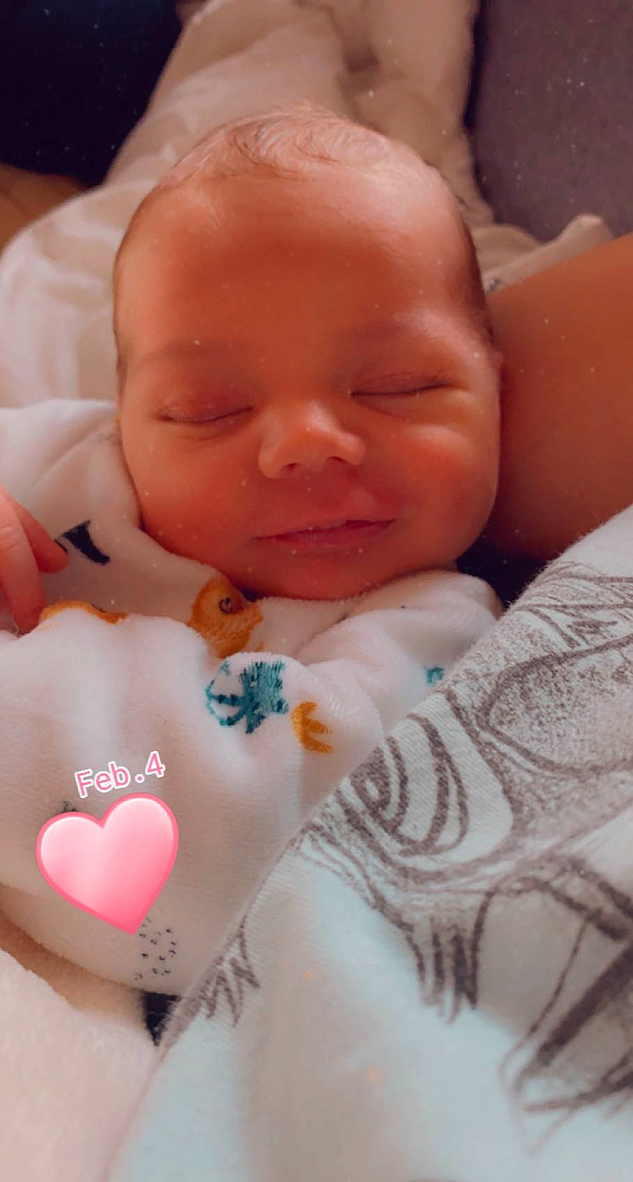 Valérian a rejoint le concours — aidez-le/la à gagner de superbes lots ! baby, baby_sleeping, baby_toddler_clothing, cheek, child, comfort, finger, hand, happy, linens, lip, mouth, neck, organ, person, pink, product, skin, textile, thumb