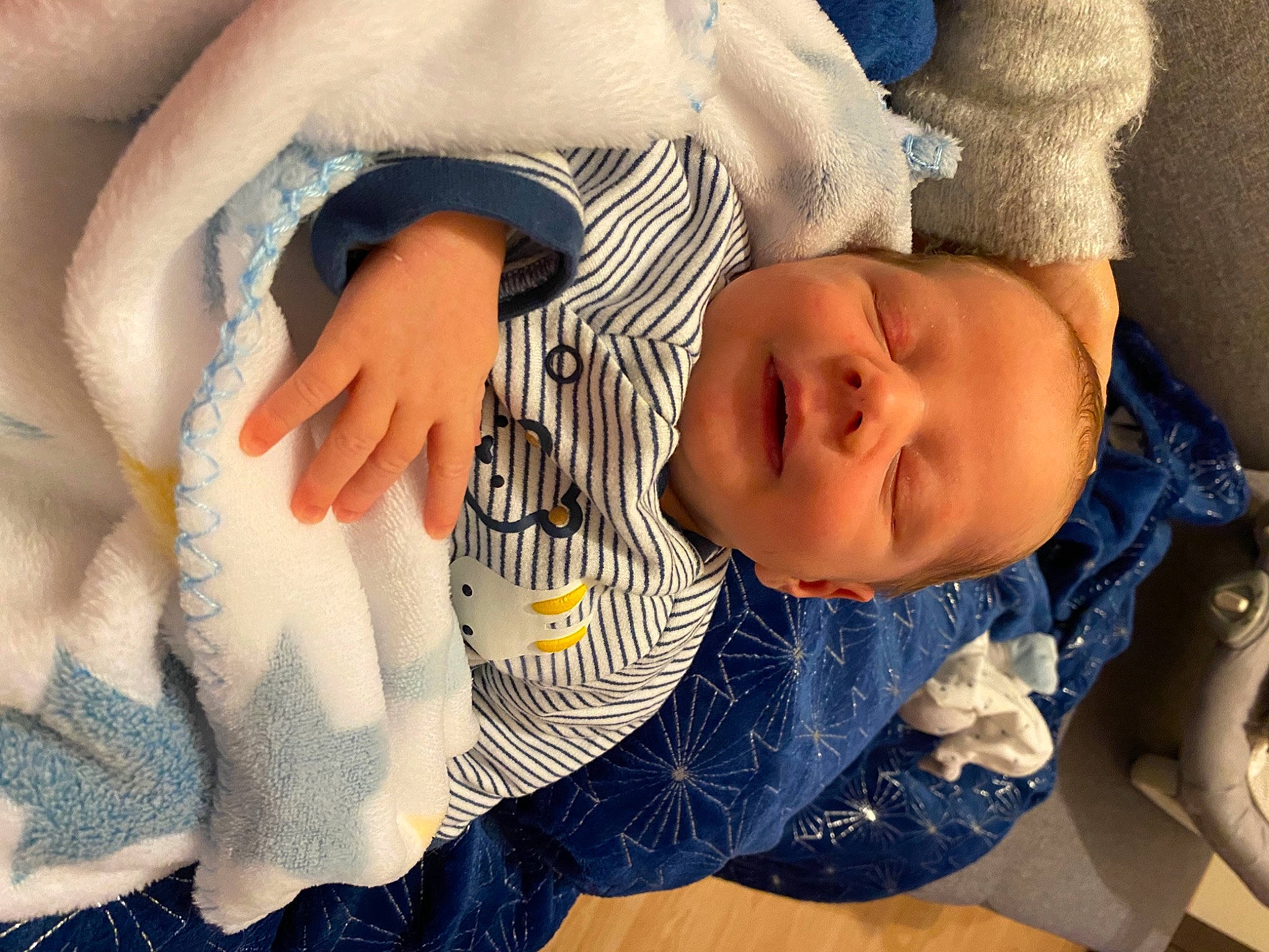 Valérian participe au concours pour gagner de l'argent avec cette photo : baby, baby_toddler_clothing, cheek, child, comfort, eye, face, finger, head, headgear, human_body, lip, mouth, nose, pattern, person, skin, sleeve, smile, textile