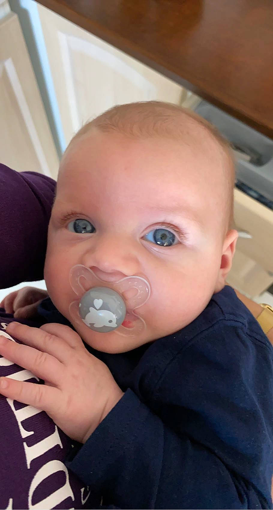 Valérian participe au concours pour gagner de l'argent avec cette photo : baby, baby_toddler_clothing, cheek, chin, comfort, curious, ear, eyebrow, eyelash, finger, gesture, happy, human_body, iris, lip, mouth, neck, nose, person, skin