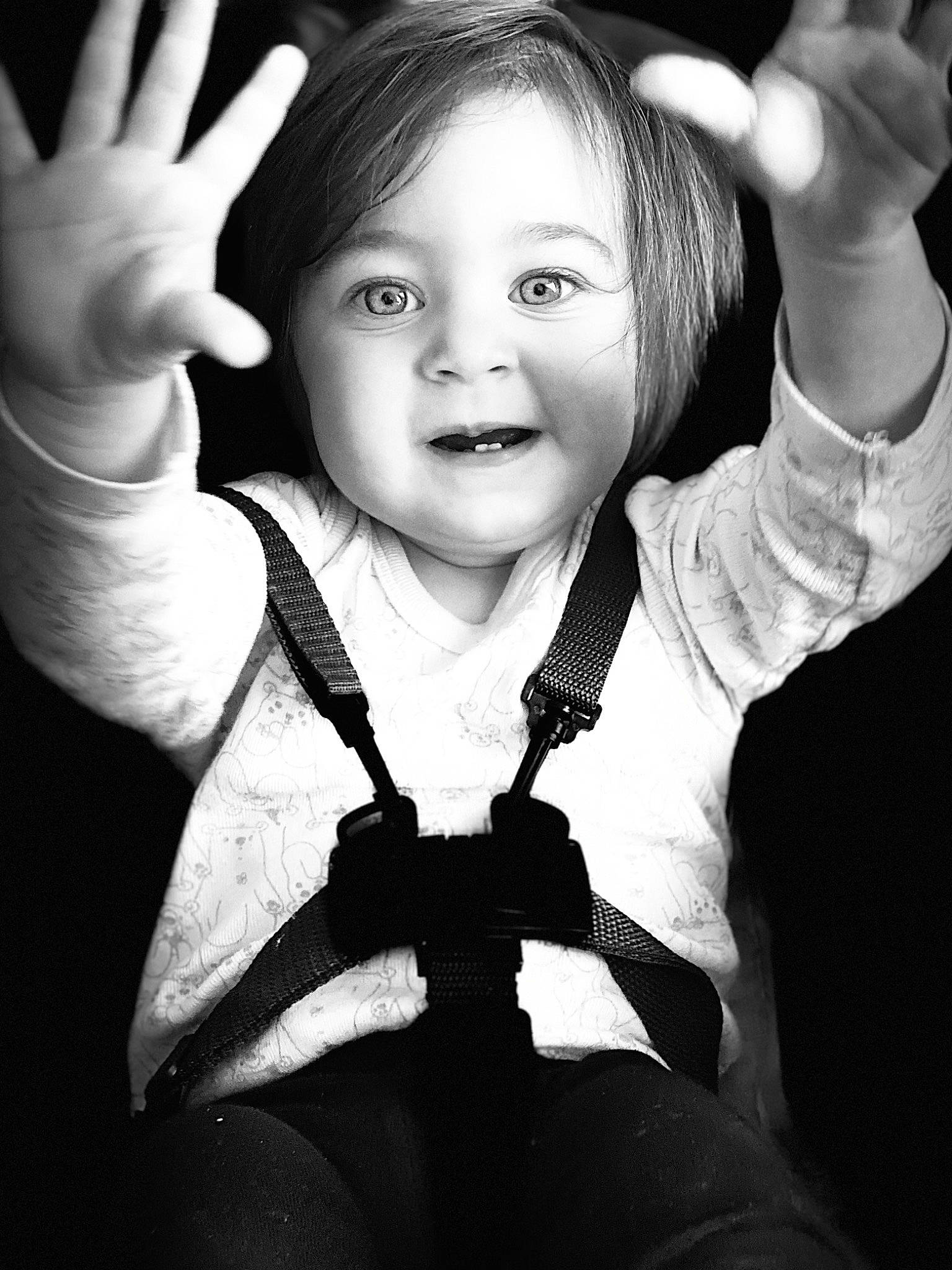 Daenerys participe au concours pour gagner de l'argent avec cette photo : arm, beauty, black, black_and_white, cheek, child, face, finger, fun, gesture, hand, head, monochrome, monochrome_photography, people, person, photograph, photography, portrait, portrait_photography