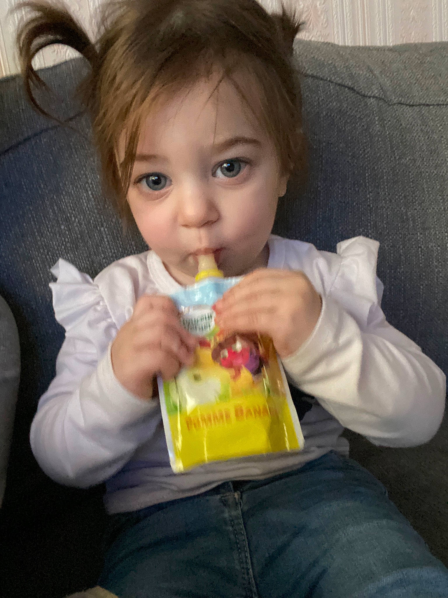 Daenerys participe au concours pour gagner de l'argent avec cette photo : baby, child, drink, juice, person, play, sitting, toddler