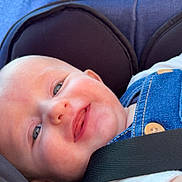 Tiago a rejoint le concours — aidez-le/la à gagner de superbes lots ! baby, child, smiling, face, blue_eyes, car_seat, seatbelt, denim, clothing, infant, closeup, cute, happiness, safety, portrait, baby_boy, skin, head, young, seat