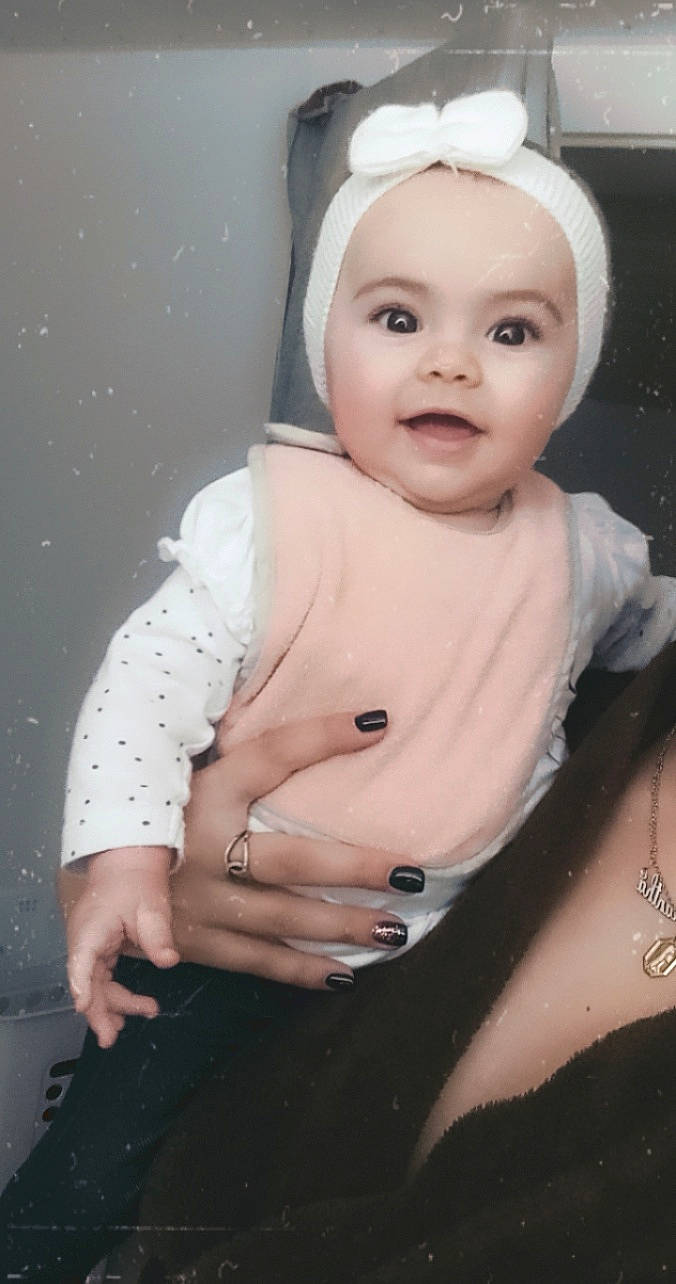 Nora a rejoint le concours — aidez-le/la à gagner de superbes lots ! baby, baby_laughing, baby_products, baby_toddler_clothing, cheek, child, costume_accessory, finger, hand, headwear, humour, lip, mouth, nail, person, skin, stomach, thumb, toddler