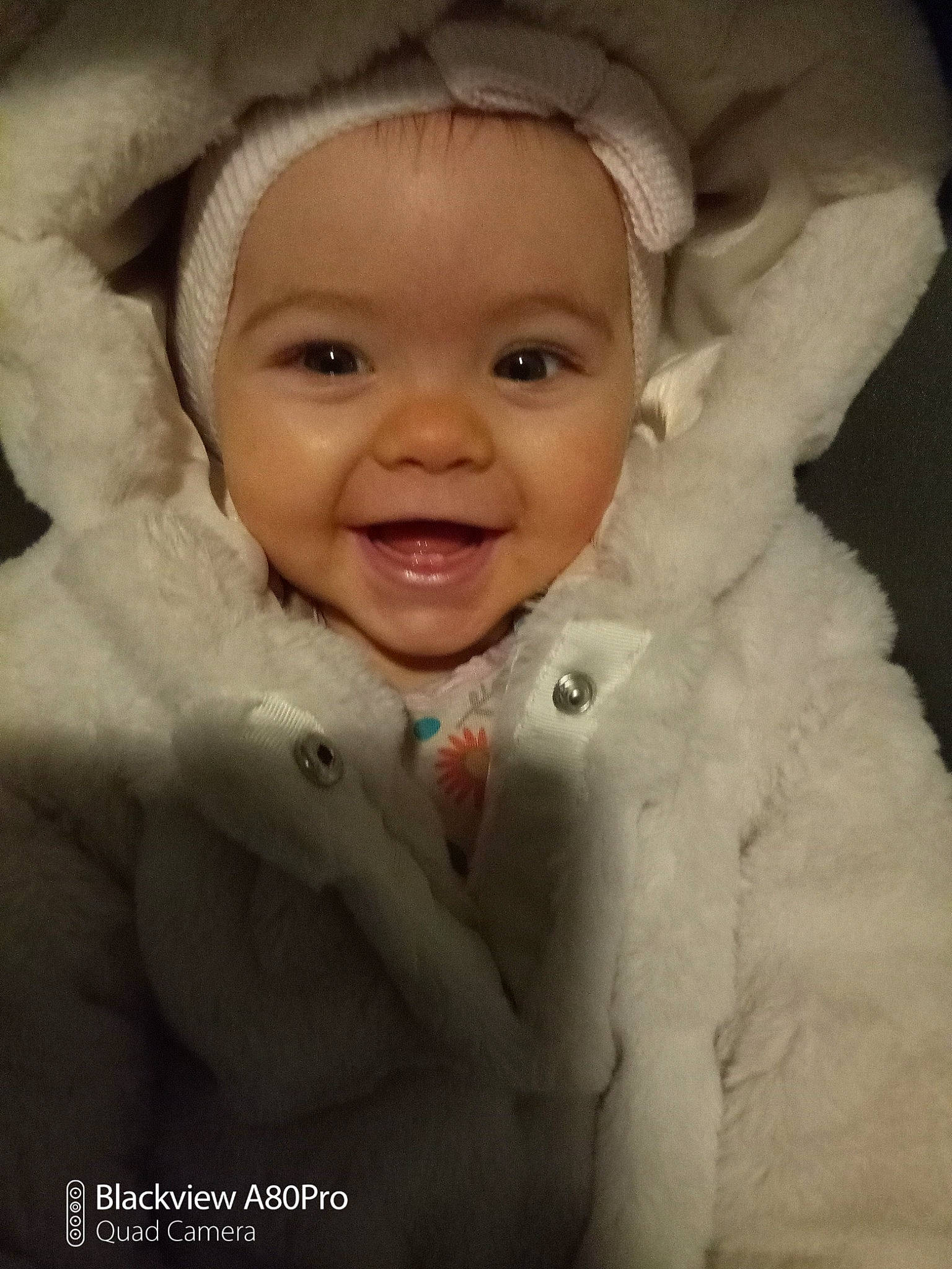 Nora a rejoint le concours — aidez-le/la à gagner de superbes lots ! baby, baby_toddler_clothing, bonnet, cheek, child, comfort, eyebrow, facial_expression, fur, happy, iris, lip, mouth, nose, organ, person, skin, sleeve, textile, toddler