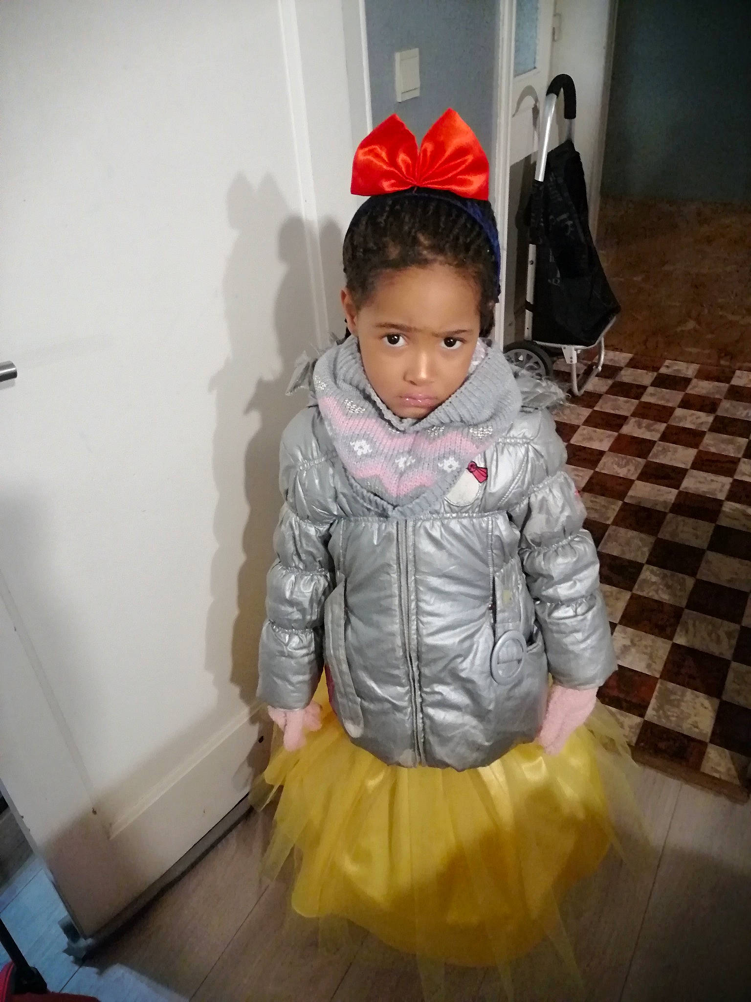 Oraiah a rejoint le concours — aidez-le/la à gagner de superbes lots ! baby_toddler_clothing, child_model, costume, costume_accessory, embellishment, floor, flooring, hair_accessory, person, ruffle, tile, toddler