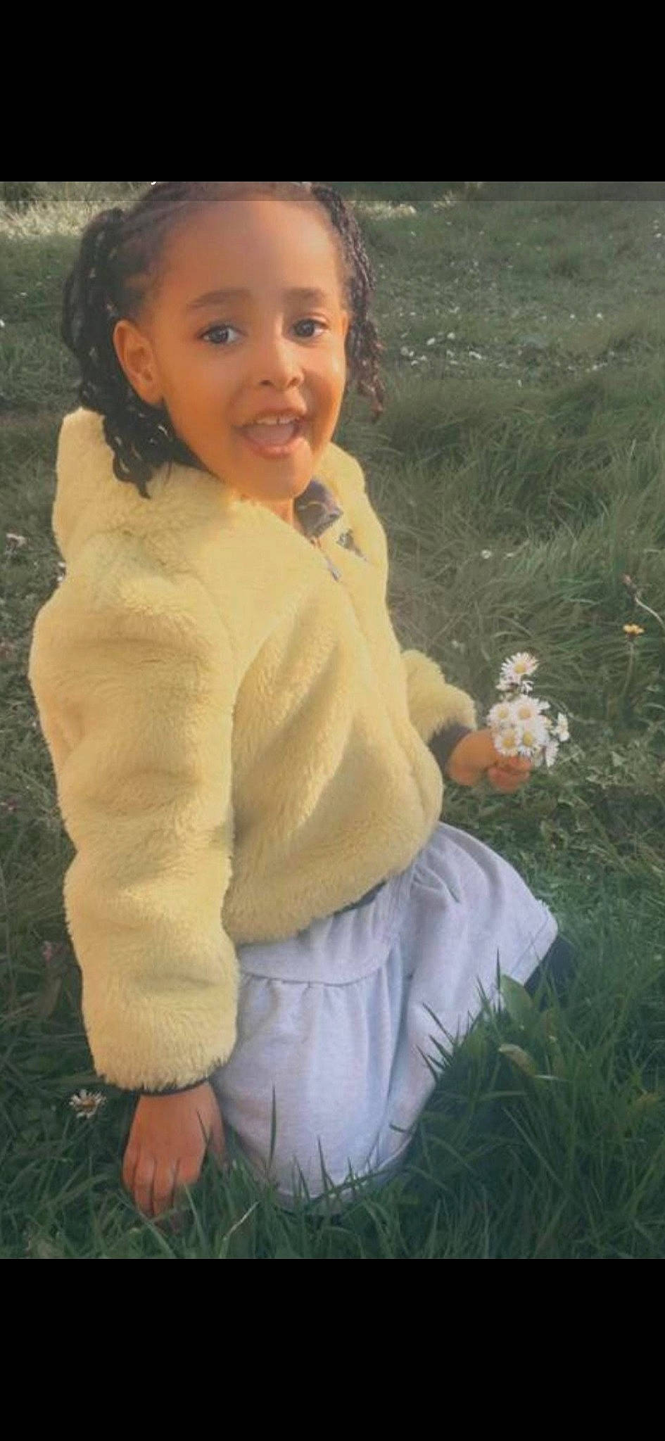 Oraiah a rejoint le concours — aidez-le/la à gagner de superbes lots ! baby_toddler_clothing, blond, child, eye, face, fun, grass, grassland, hair, happy, head, human_body, iris, lip, people_in_nature, person, plant, skin, sleeve, smile