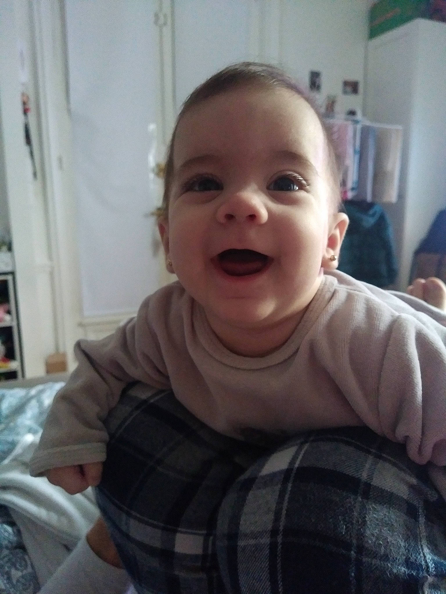 Diane a rejoint le concours — aidez-le/la à gagner de superbes lots ! baby_toddler_clothing, cheek, chin, comfort, eye, eyebrow, facial_expression, finger, gesture, happy, iris, jaw, lip, mouth, neck, nose, person, skin, sleeve, smile