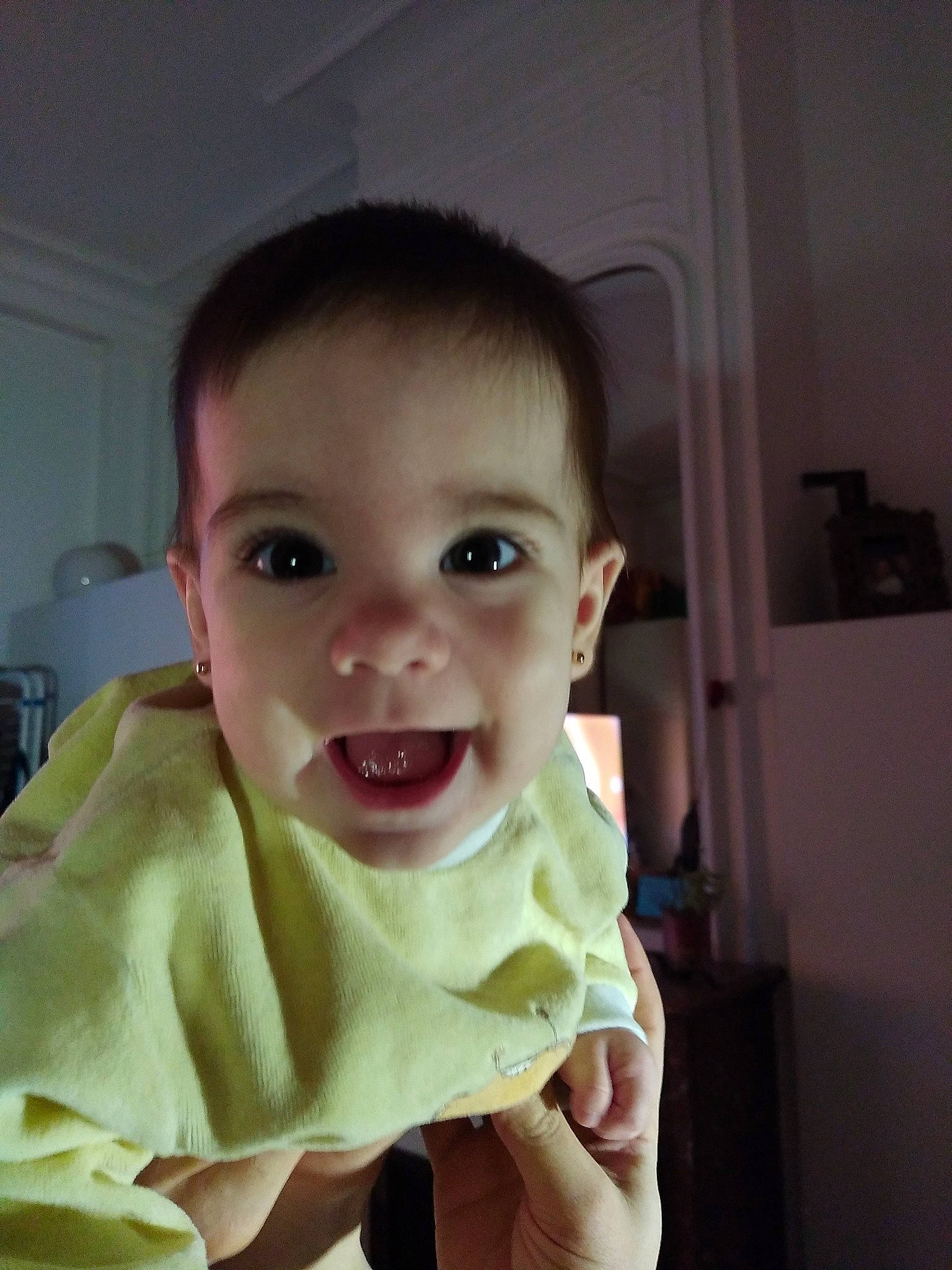 Diane participe au concours pour gagner de l'argent avec cette photo : baby, baby_toddler_clothing, cheek, ear, eyebrow, eyelash, finger, happy, head, iris, jaw, lip, mammal, mouth, neck, nose, person, skin, sleeve, smile