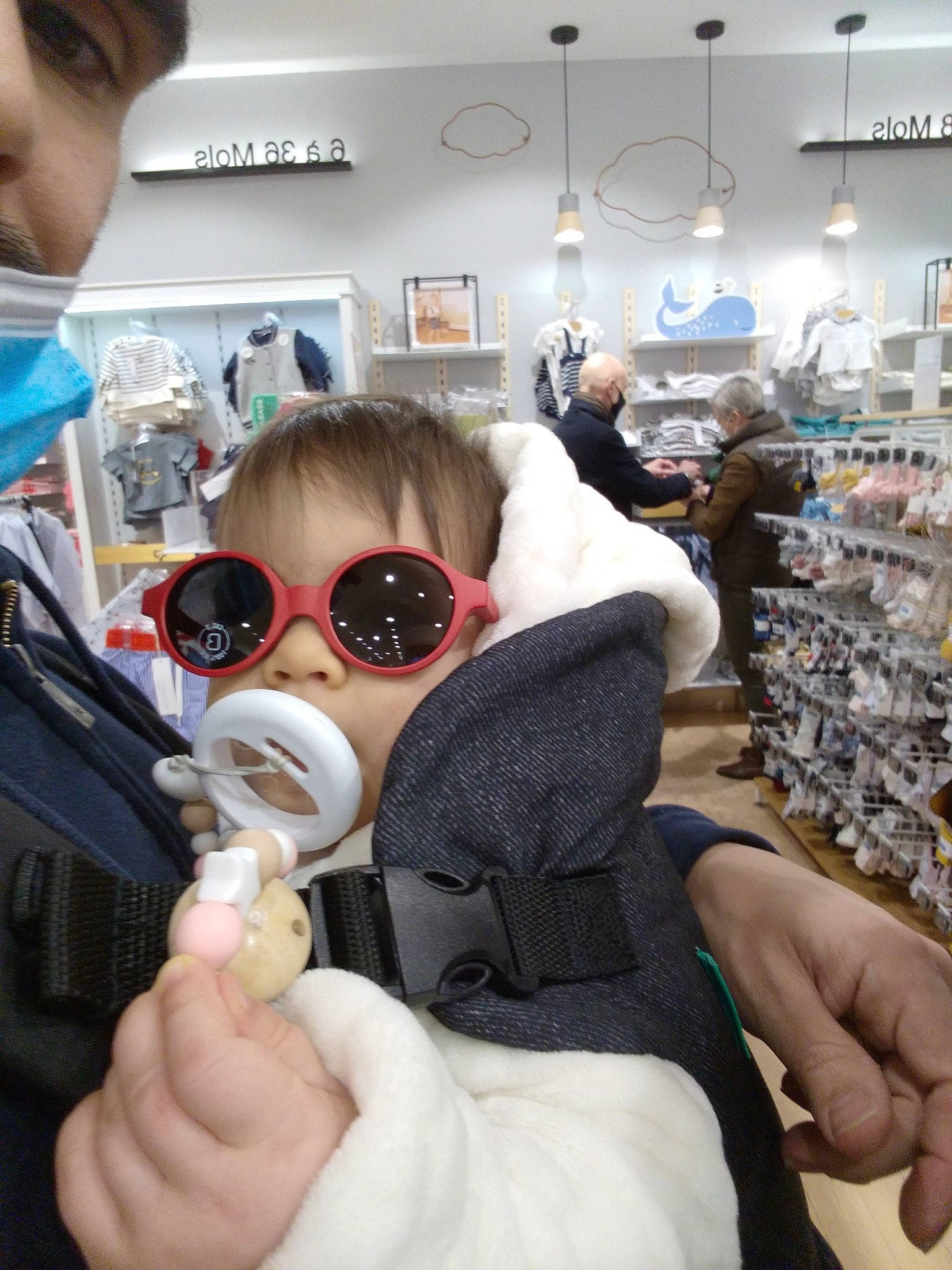 Diane a rejoint le concours — aidez-le/la à gagner de superbes lots ! child, cool, eyelash, eyewear, finger, fun, glasses, goggles, hand, human, people, person, personal_protective_equipment, product, skin, sunglasses, thumb, toddler, toy, vision_care