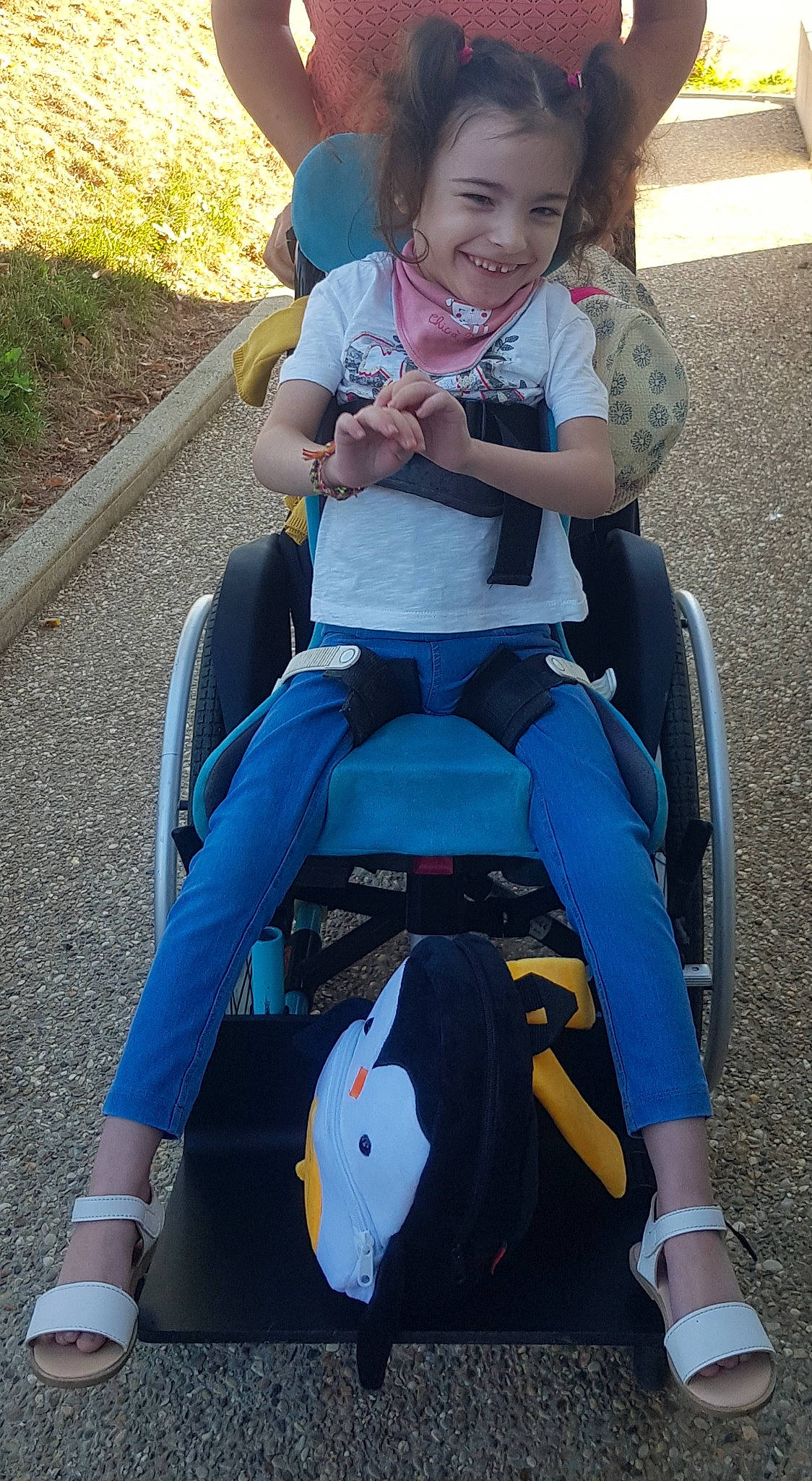 Charlie a rejoint le concours — aidez-le/la à gagner de superbes lots ! chair, comfort, electric_blue, fun, green, happy, human_leg, joy, knee, lap, leg, leisure, person, photograph, shorts, sitting, smile, thigh, toddler, travel