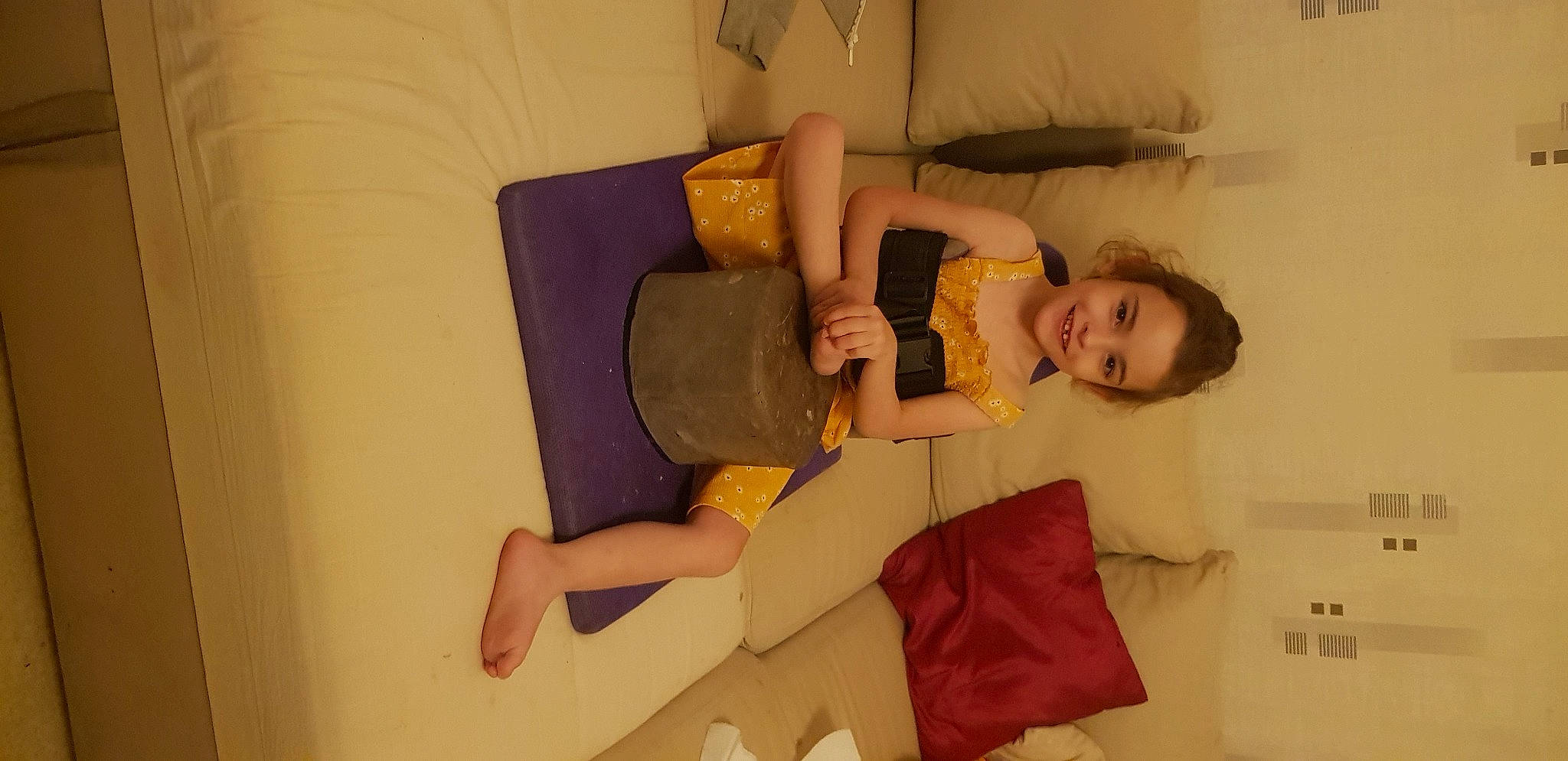 Charlie a rejoint le concours — aidez-le/la à gagner de superbes lots ! bed, bed_sheet, bedding, bedroom, comfort, couch, flooring, fun, human_leg, joy, knee, linens, person, pillow, room, sitting, smile, textile, thigh, throw_pillow