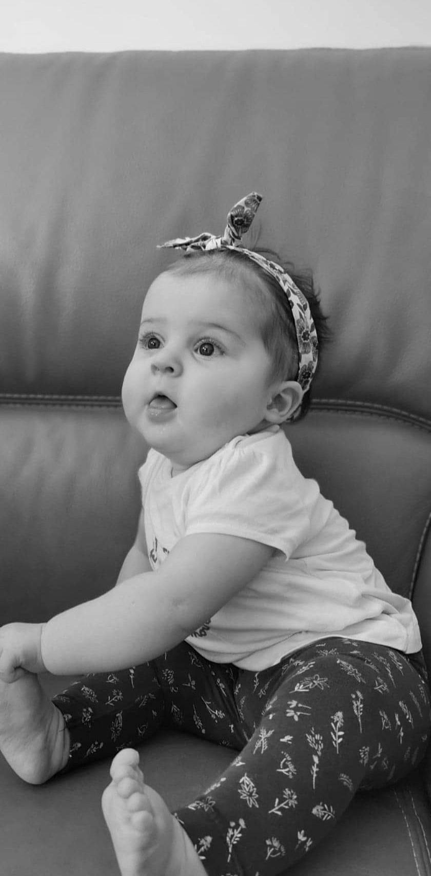 Elya participe au concours pour gagner de l'argent avec cette photo : baby, baby_toddler_clothing, black, black_and_white, cheek, child, eyelash, fashion_accessory, flash_photography, happy, headband, headpiece, iris, jewellery, monochrome, monochrome_photography, person, sitting, style, toddler