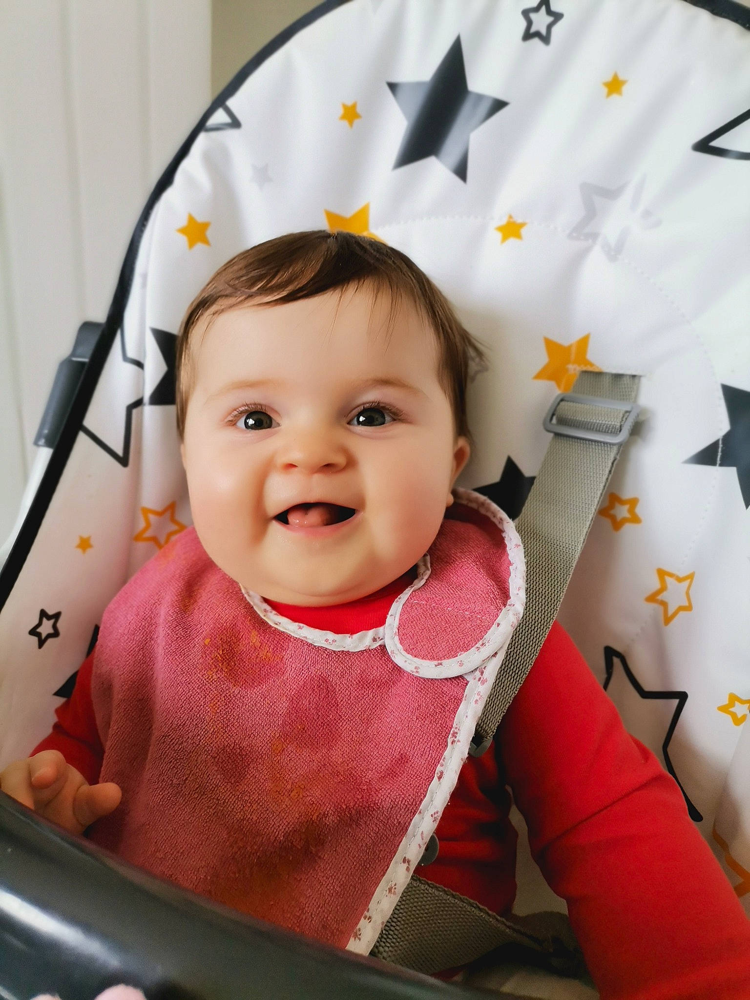 Elya participe au concours pour gagner de l'argent avec cette photo : baby, baby_carriage, baby_products, baby_safety, baby_toddler_clothing, cheek, child, comfort, eye, fashion_accessory, fun, happy, pattern, person, room, seat_belt, sitting, sleeve, smile, steering_wheel