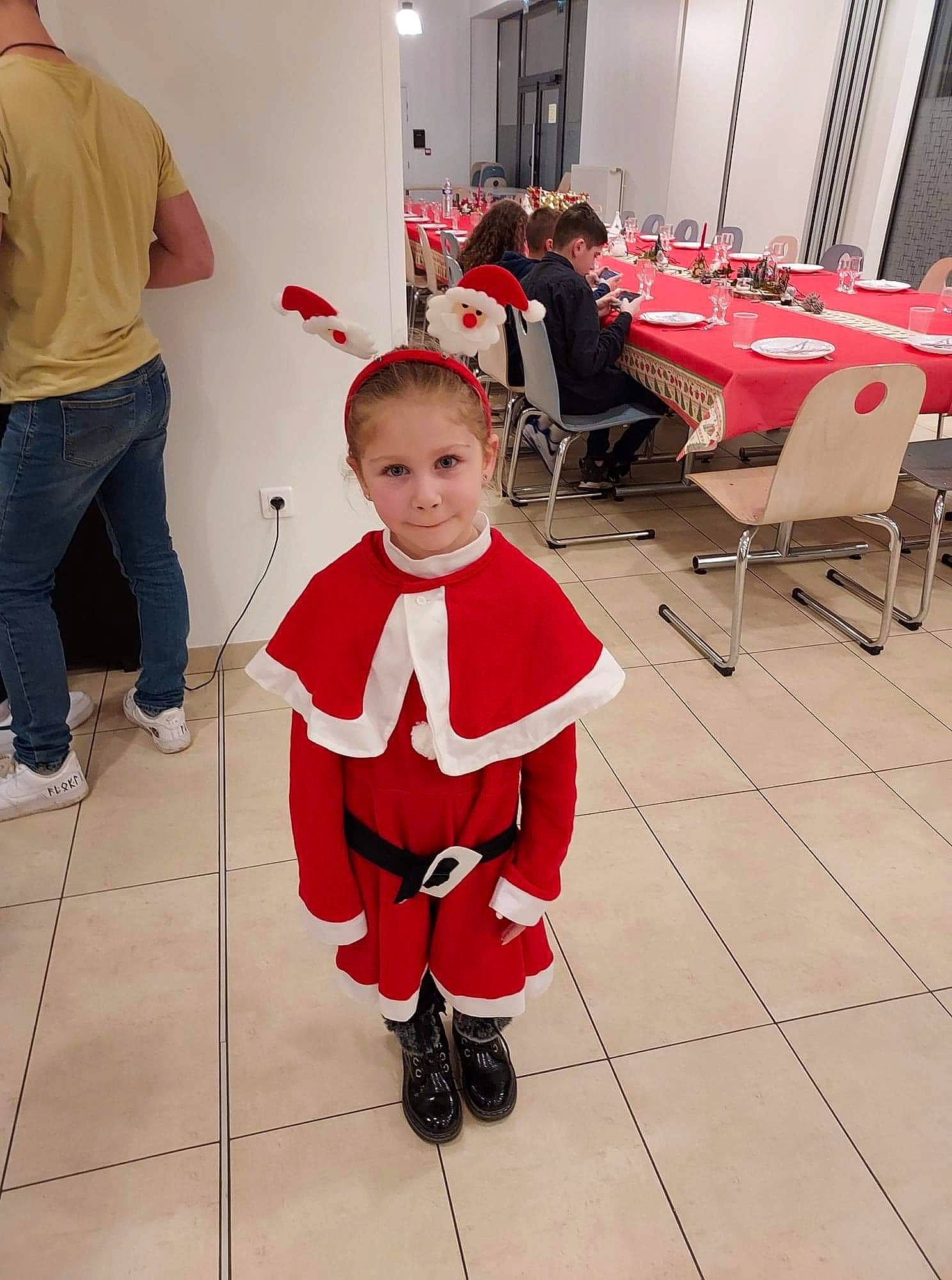 Ilona a rejoint le concours — aidez-le/la à gagner de superbes lots ! baby, boot, carmine, chair, child, event, fashion_design, floor, flooring, footwear, fun, happy, joy, leisure, person, recreation, red, shoe, smile, sneakers