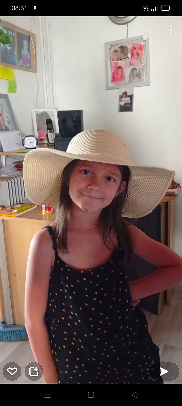 Kellya participe au concours pour gagner de l'argent avec cette photo : brown_hair, chair, day_dress, fashion_accessory, fashion_design, fun, happy, hat, headgear, headwear, jewellery, joy, necklace, pattern, person, portrait_photography, room, sleeve, smile, sun_hat