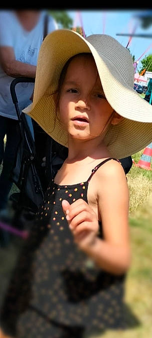 Kellya a rejoint le concours — aidez-le/la à gagner de superbes lots ! beauty, cap, child, dress, facial_expression, fashion_accessory, fun, grass, happy, hat, headgear, jewellery, lip, neck, pattern, person, plant, shoulder, skin, sun_hat