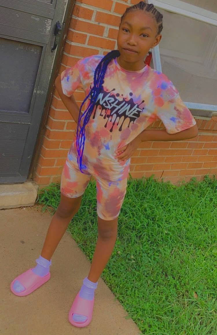 Alana is registered to the contest to win money with this photo: baby_toddler_clothing, barefoot, child, door, electric_blue, flooring, fun, grass, happy, human_leg, leg, leisure, pattern, person, pink, sandal, shorts, sleeve, t_shirt, thigh