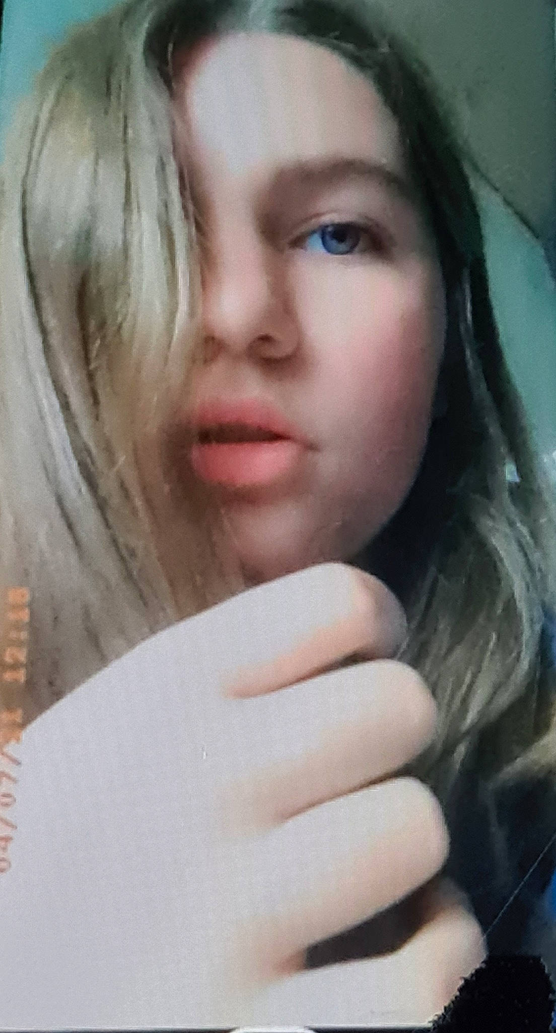 Typhaine participe au concours pour gagner de l'argent avec cette photo : cheek, chin, cool, eye, eyebrow, eyelash, face, finger, flash_photography, forehead, gesture, hair, iris, jaw, lip, mouth, neck, nose, person, shoulder