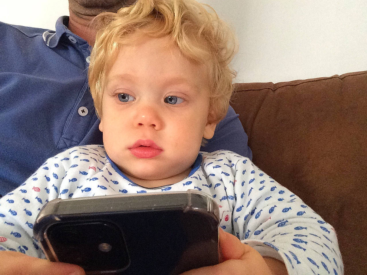 Theo participe au concours pour gagner de l'argent avec cette photo : arm, baby_toddler_clothing, cheek, child, chin, comfort, communication_device, eyelash, face, facial_expression, finger, gadget, hairstyle, hand, iris, lip, nose, person, skin, sleeve