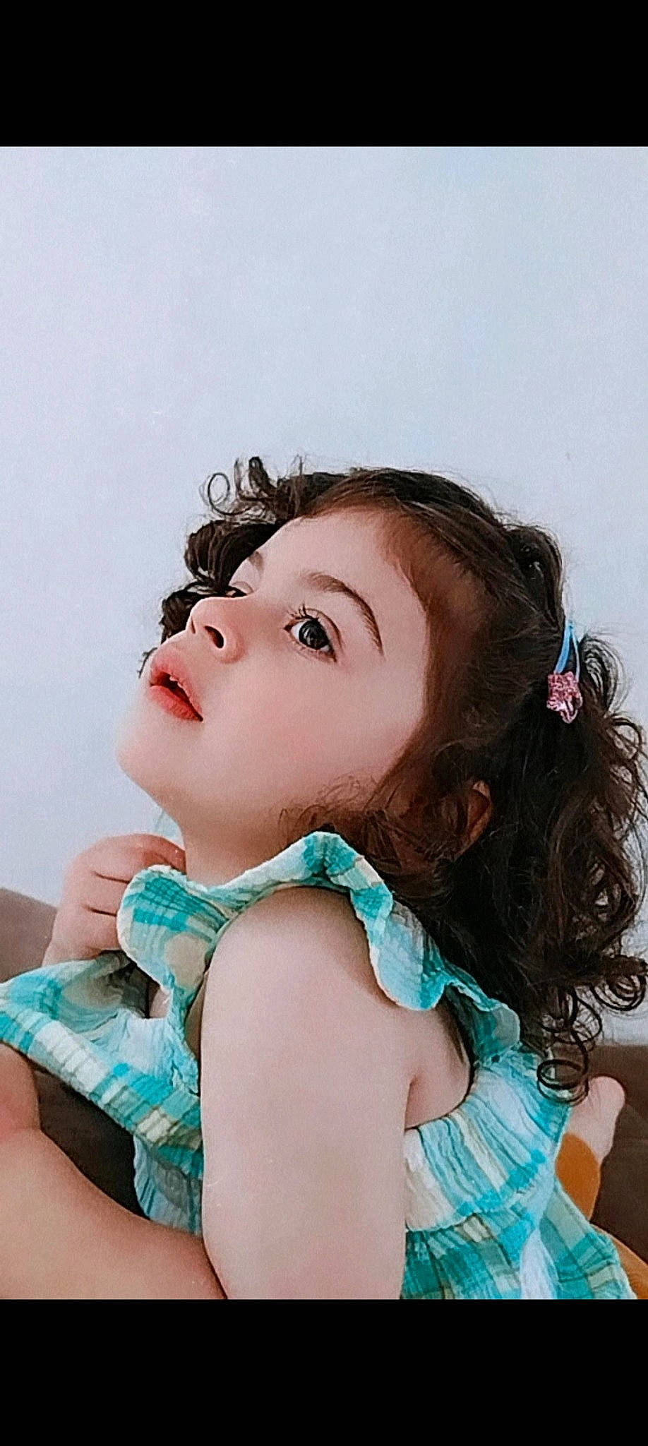 Satenik participe au concours pour gagner de l'argent avec cette photo : azure, black_hair, cheek, child, eye, eyelash, fashion_accessory, fashion_design, flash_photography, fun, fur, gesture, hair, happy, jewellery, lip, person, portrait_photography, sitting, skin