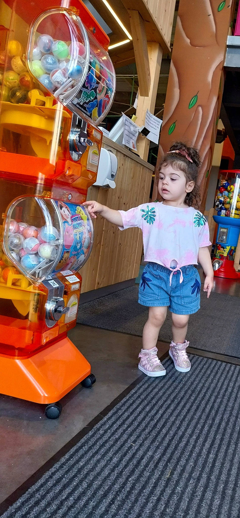 Satenik participe au concours pour gagner de l'argent avec cette photo : amusement_ride, child, city, fictional_character, fun, happy, leisure, machine, person, plastic, play, recreation, room, sandal, shorts, t_shirt, toddler, vacation