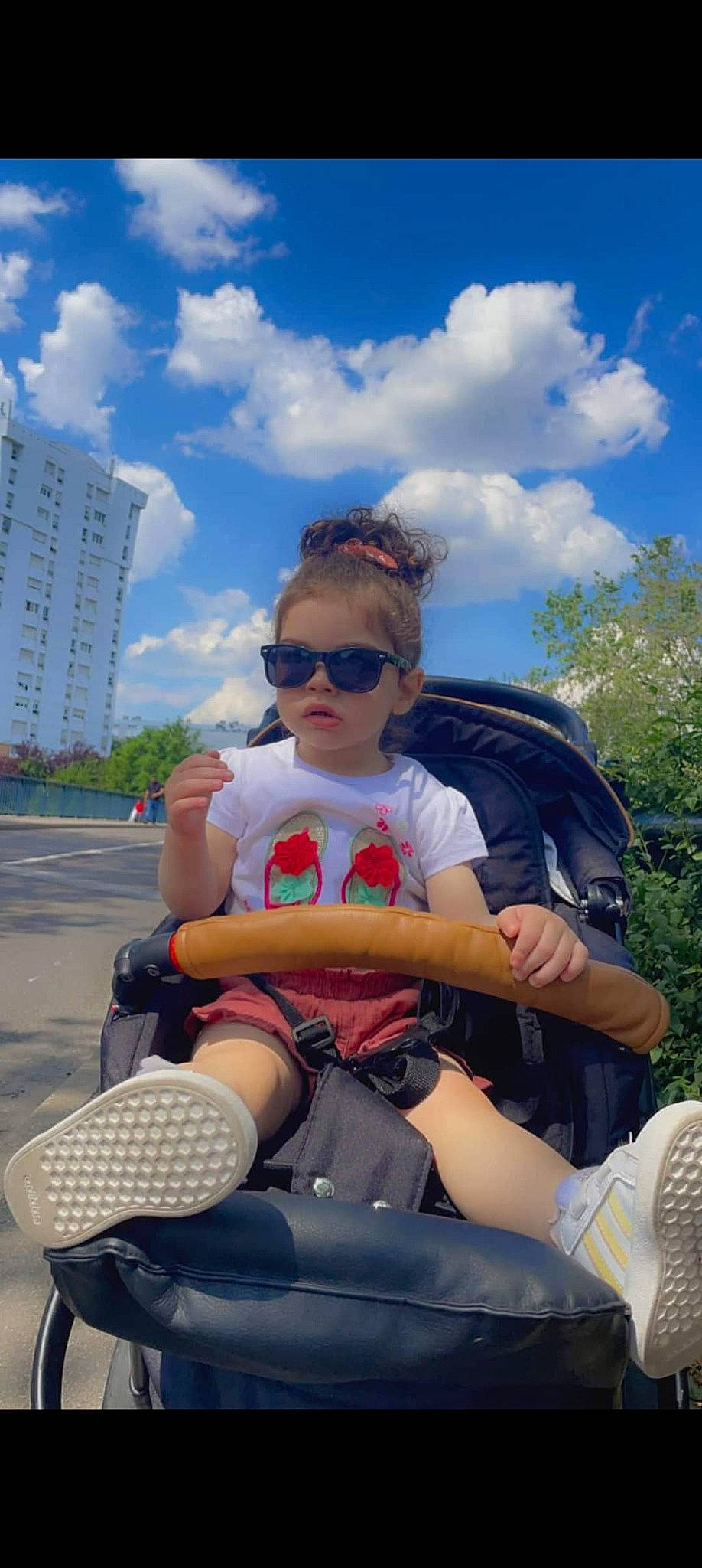 Satenik participe au concours pour gagner de l'argent avec cette photo : building, cloud, eyewear, fun, glasses, goggles, grass, leisure, person, personal_protective_equipment, plant, recreation, shorts, sitting, sky, summer, sunglasses, toddler, travel, tree