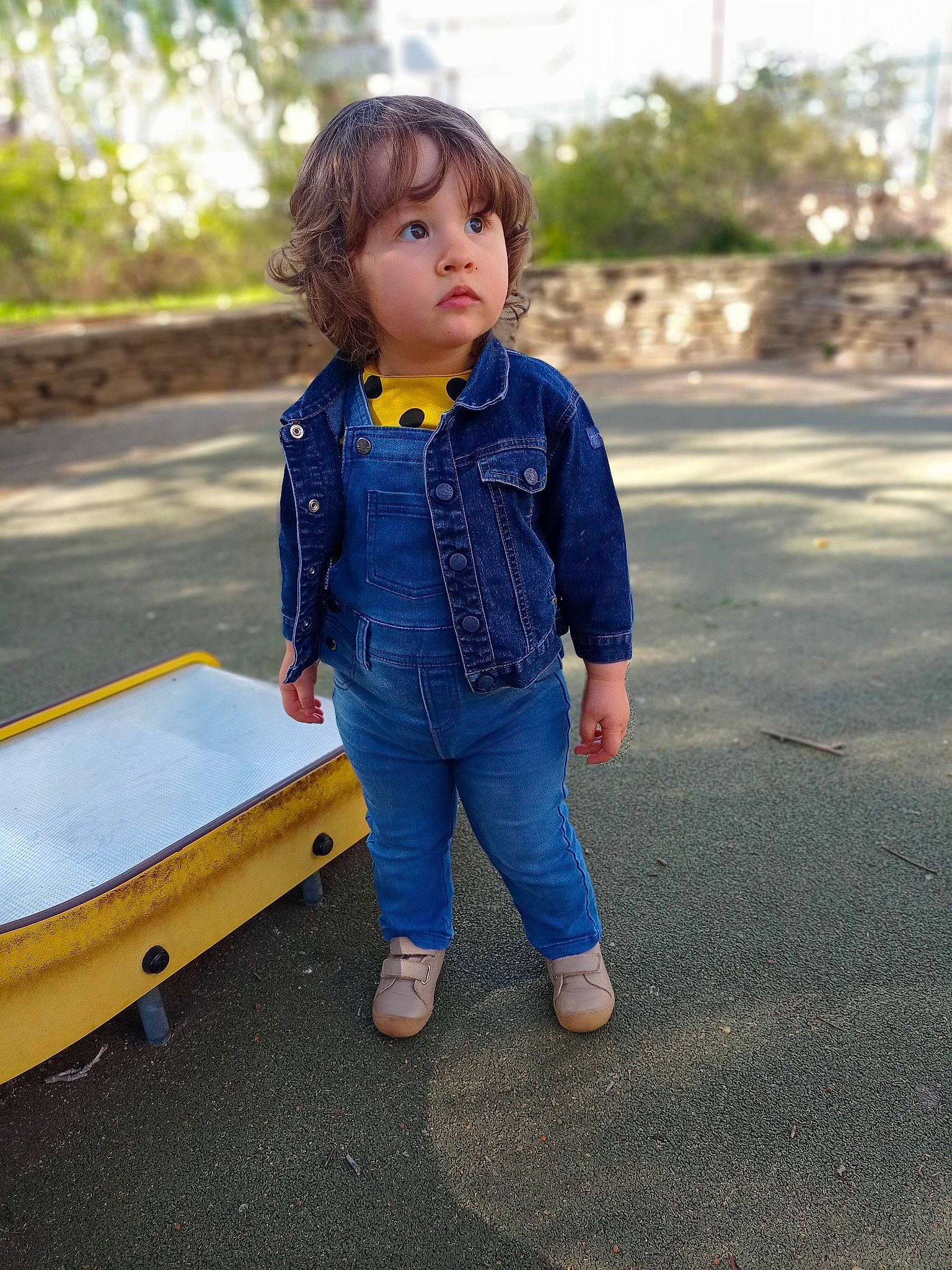 Maëlla participe au concours pour gagner de l'argent avec cette photo : bench, blazer, child, clothing, denim, doll, dress_shirt, electric_blue, formal_wear, grass, leisure, pattern, person, plaid, plant, sleeve, street_fashion, toddler, toy, tree