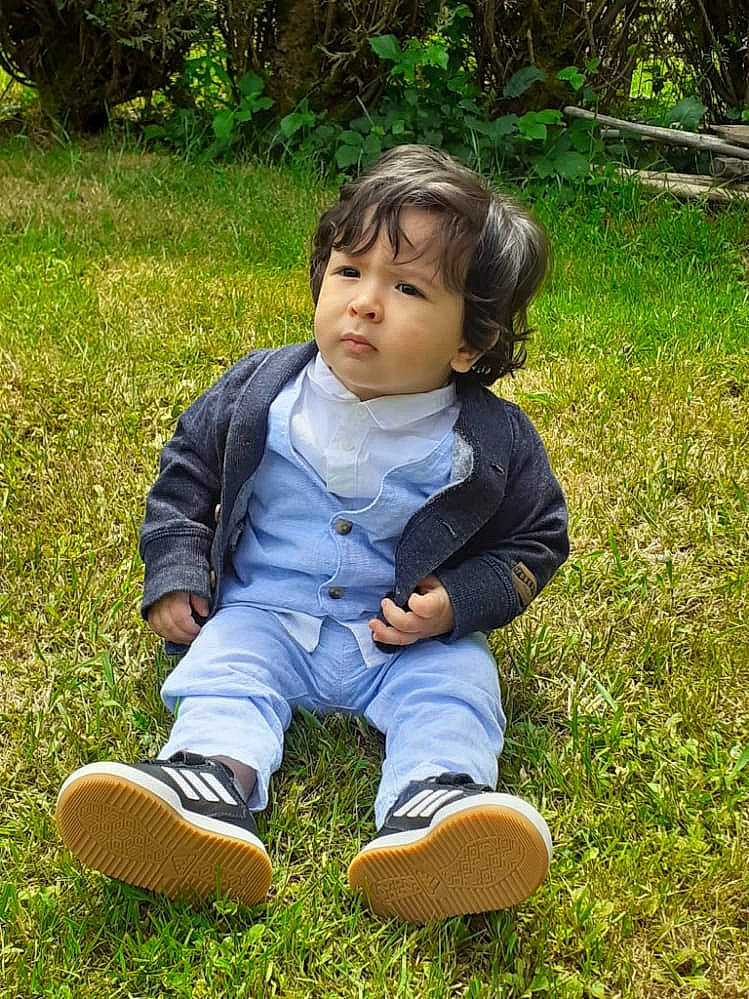 Haroun a rejoint le concours — aidez-le/la à gagner de superbes lots ! baby, baby_toddler_clothing, child, face, fun, garden, grass, grassland, happy, lawn, leisure, meadow, people_in_nature, person, plant, recreation, sitting, soil, toddler, tree