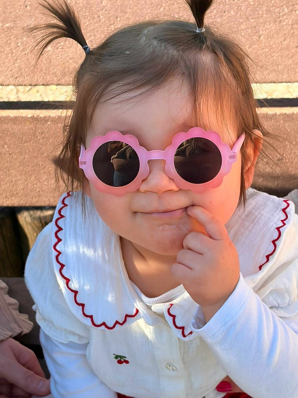 Aya a rejoint le concours — aidez-le/la à gagner de superbes lots ! child, toddler, sunglasses, pink_sunglasses, pigtails, hair_ties, finger_in_mouth, smile, white_blouse, embroidered_cherry, collar, bench, outdoor, portrait, cute, baby, sunlight, skin, glasses_reflection, accessory