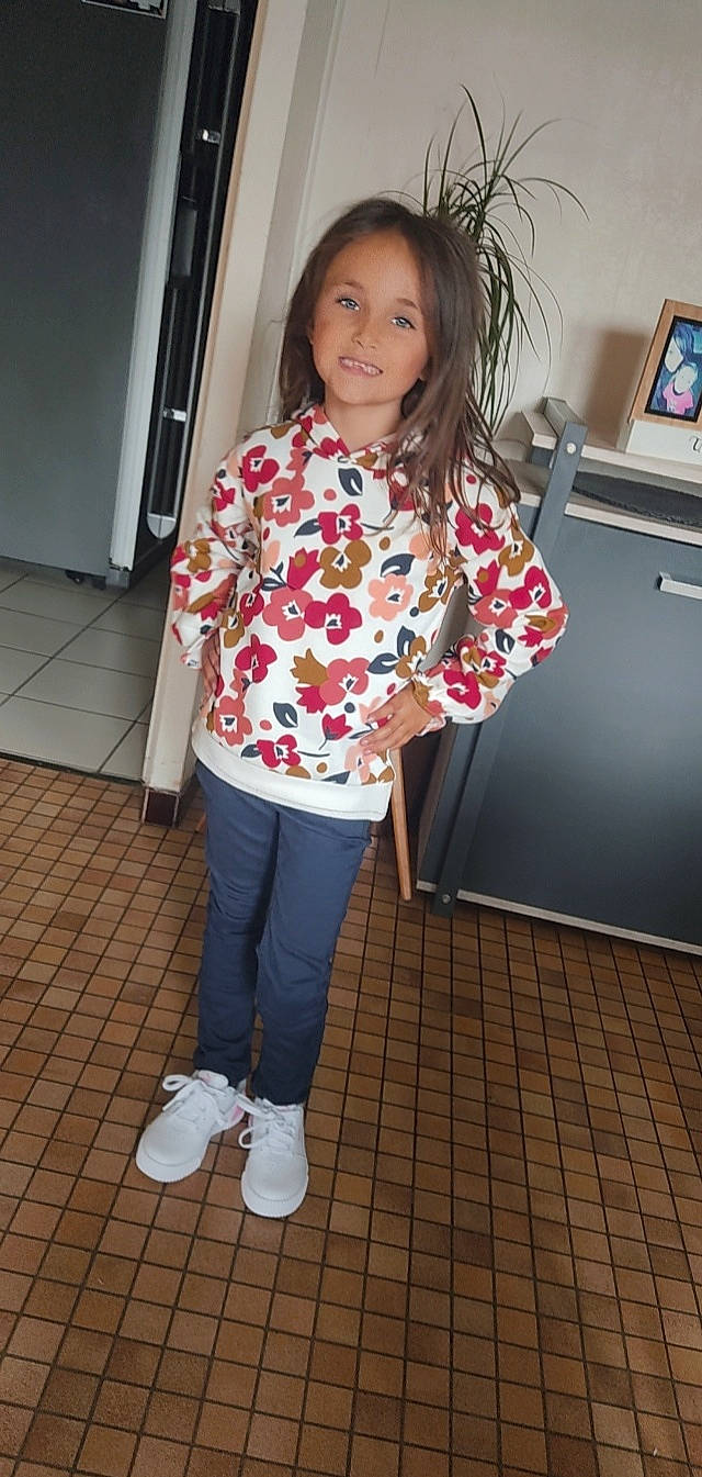 Shanone a rejoint le concours — aidez-le/la à gagner de superbes lots ! facial_expression, floor, flooring, fun, hair, hairstyle, happy, hardwood, human_leg, joy, knee, leg, person, sleeve, smile, standing, street_fashion, thigh, toddler, trunk