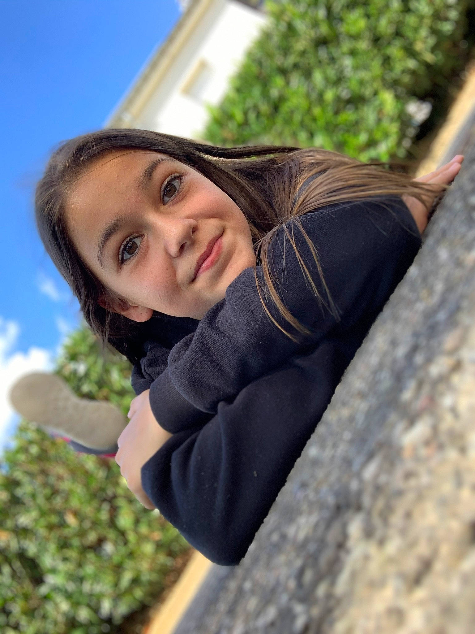 Cassandra a rejoint le concours — aidez-le/la à gagner de superbes lots ! black_hair, brown_hair, eye, face, flash_photography, fun, grass, hair, happy, head, joy, leisure, lip, long_hair, people_in_nature, person, plant, shoulder, sky, smile