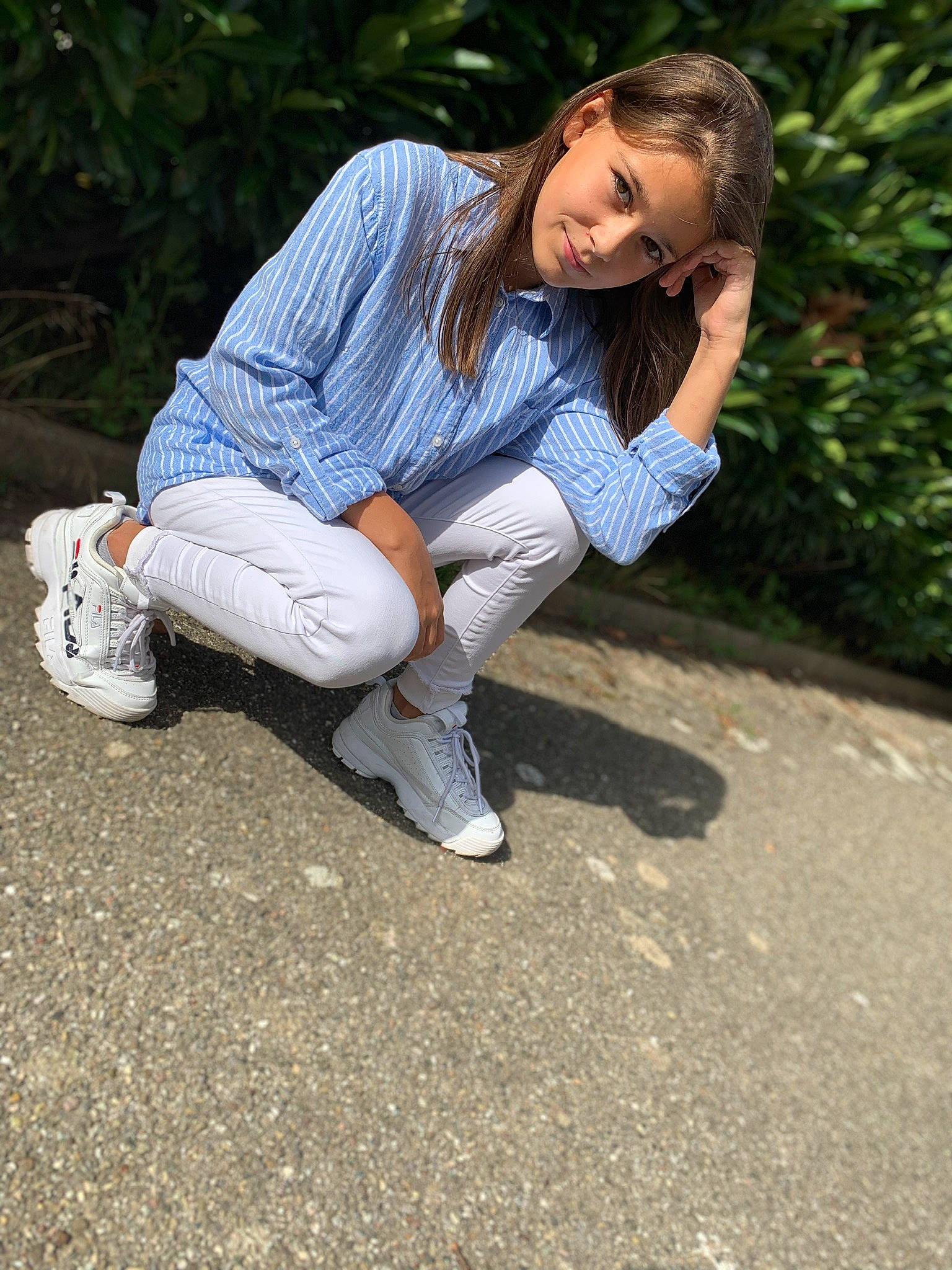 Cassandra a rejoint le concours — aidez-le/la à gagner de superbes lots ! asphalt, boot, denim, eyewear, flash_photography, foot, fun, grass, happy, human_leg, joy, knee, leisure, people_in_nature, person, recreation, road_surface, sitting, sneakers, soil