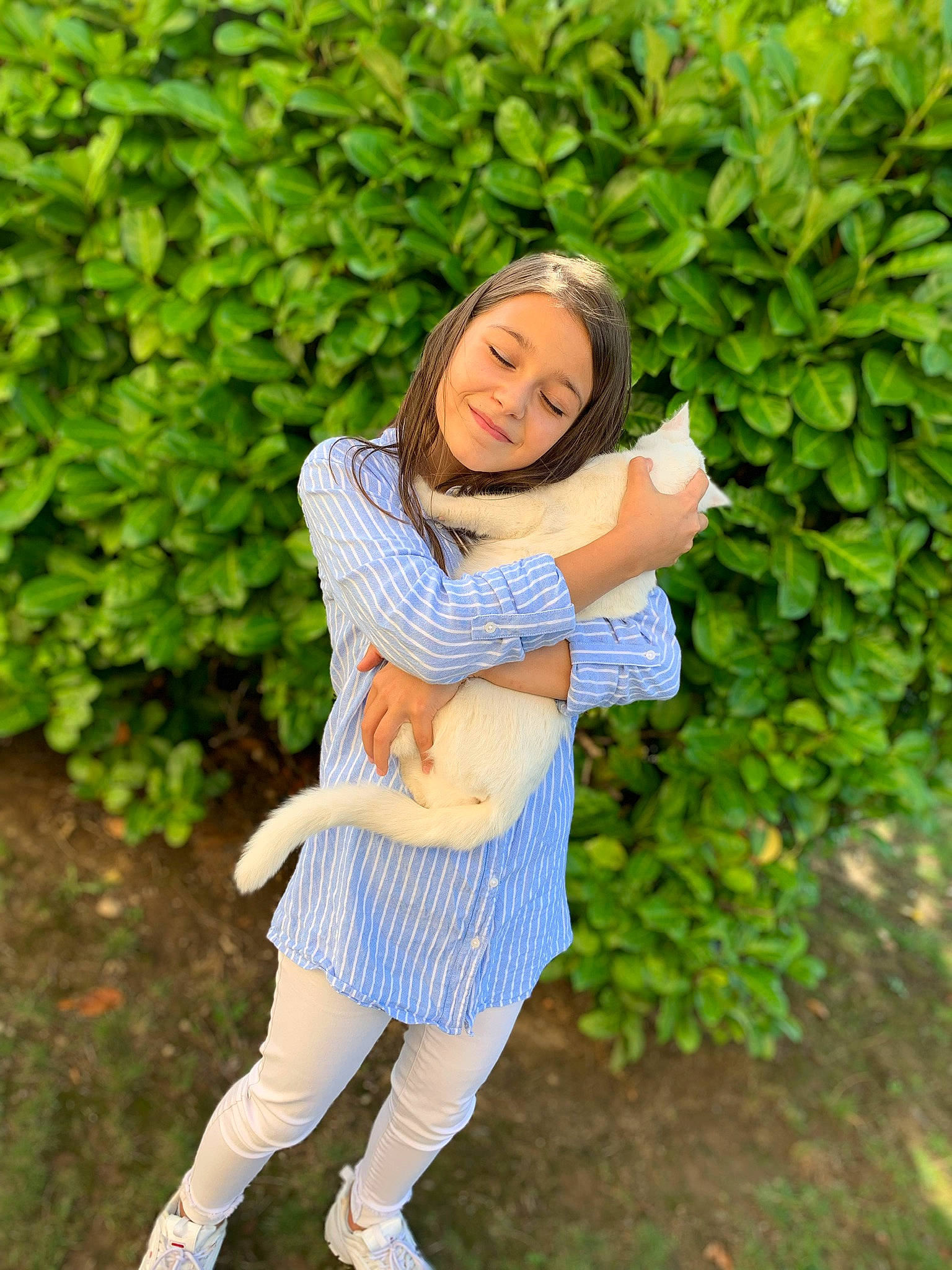 Cassandra participe au concours pour gagner de l'argent avec cette photo : brown_hair, denim, electric_blue, gesture, grass, happy, human_leg, joy, knee, leaf, leisure, long_hair, pattern, people_in_nature, person, plaid, plant, sleeve, t_shirt, thigh