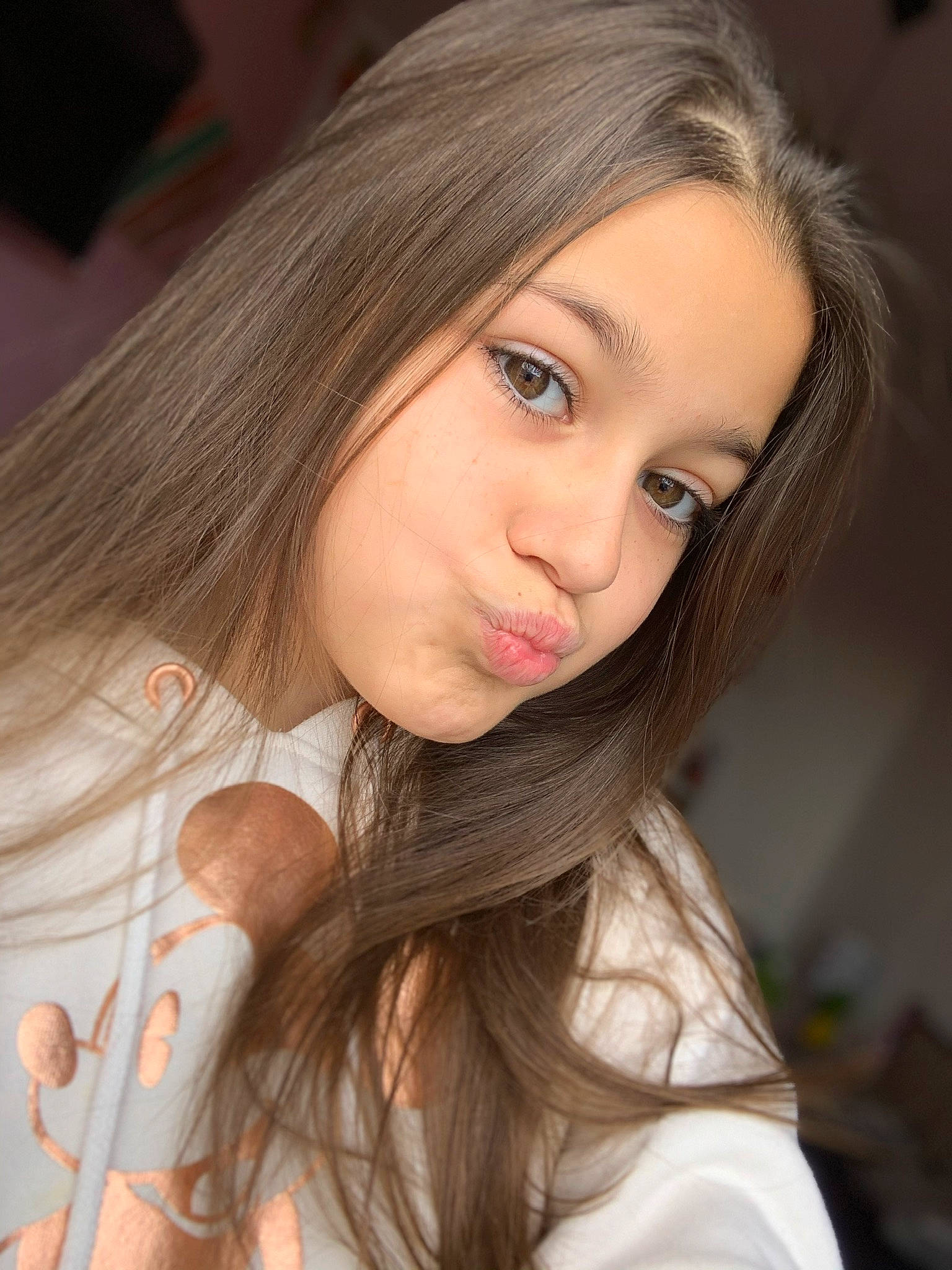 Cassandra participe au concours pour gagner de l'argent avec cette photo : black_hair, brown_hair, cheek, chin, eyebrow, eyelash, flash_photography, gesture, happy, iris, jaw, layered_hair, lip, long_hair, makeover, microphone, nose, person, skin, smile