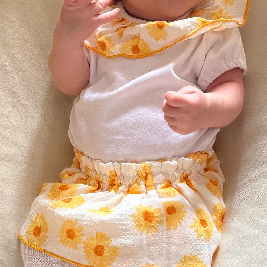 Rose Kayliah participe au concours pour gagner de l'argent avec cette photo : baby, baby_fashion, child, cozy, cushion, cute, happy, indoors, infant, knit_socks, lying_down, newborn, portrait, small_hands, smiling, soft_fabric, sunflower_pattern, white_background, white_clothing, white_hat