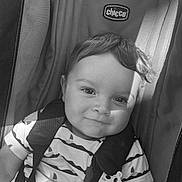 Djuan a rejoint le concours — aidez-le/la à gagner de superbes lots ! baby, child, car_seat, chicco, smile, face, straps, clothing, toddler, seat_belt, infant, portrait, striped_shirt, sitting, cute, young_child, hair, indoors, monochrome, shadow