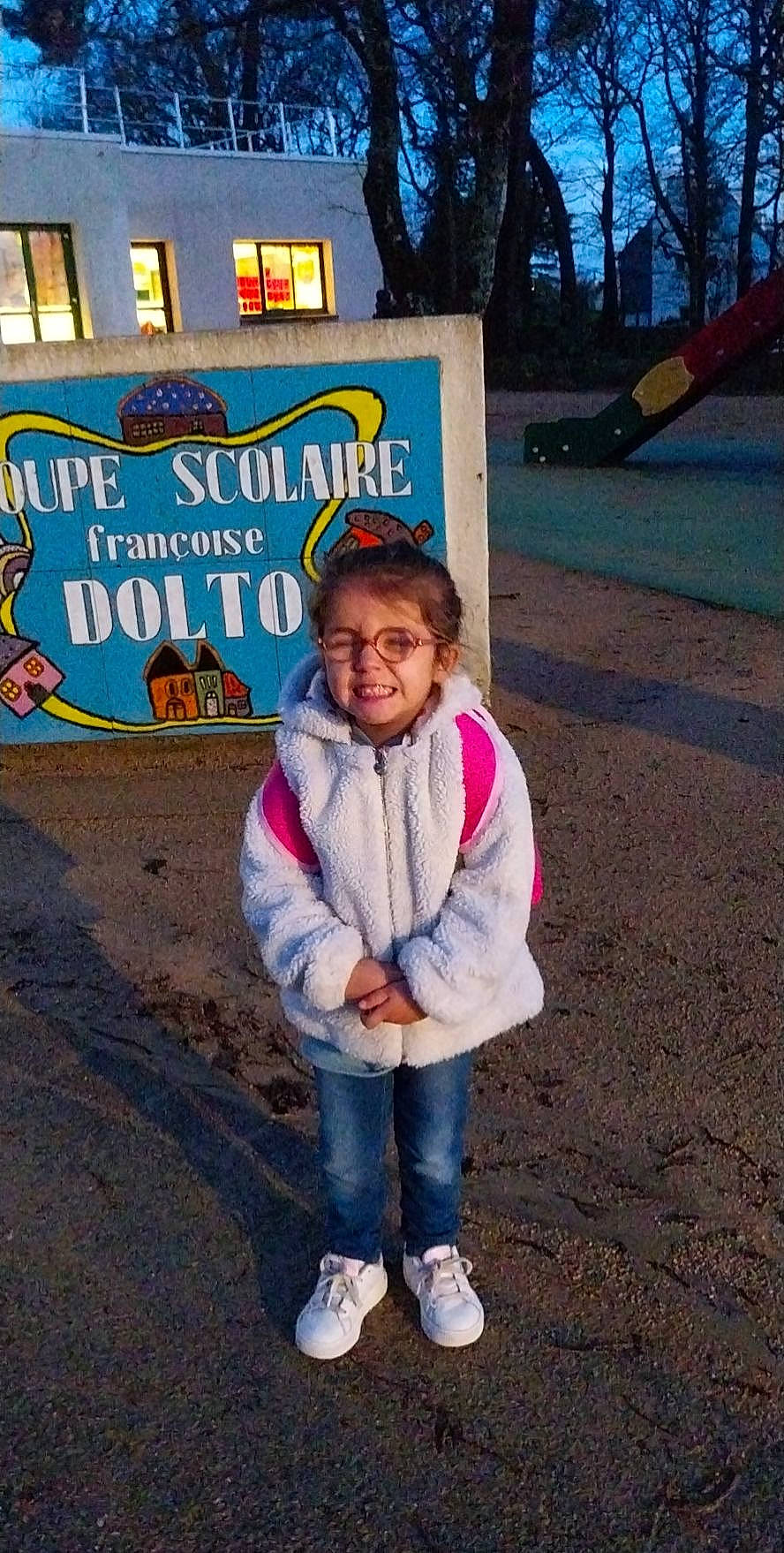 Louane a rejoint le concours — aidez-le/la à gagner de superbes lots ! asphalt, city, cool, electric_blue, fun, happy, joy, leisure, magenta, person, public_space, recreation, road, road_surface, sidewalk, sitting, soil, toddler, travel, tree