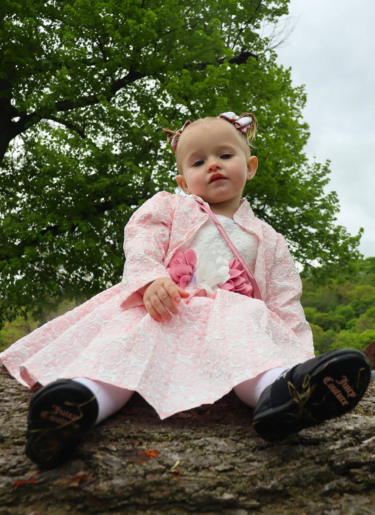 Khaleecy a rejoint le concours — aidez-le/la à gagner de superbes lots ! baby, baby_toddler_clothing, child, dress, footwear, fun, grass, happy, leisure, people_in_nature, person, pink, plant, shoe, sitting, sky, sleeve, sneakers, soil, toddler
