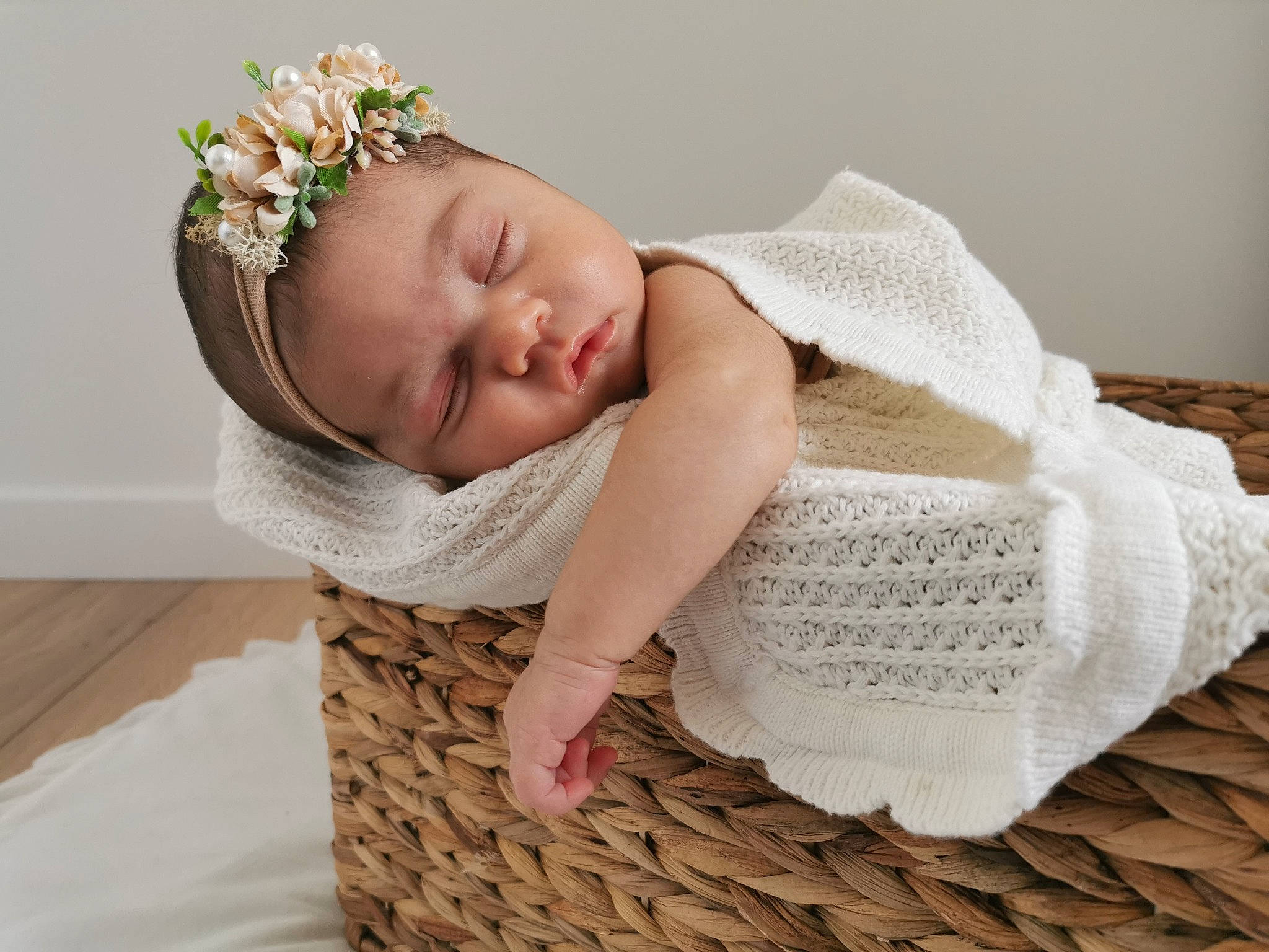 Noëlie a rejoint le concours — aidez-le/la à gagner de superbes lots ! baby, baby_products, baby_sleeping, basket, beige, child, crochet, fashion_accessory, hair_accessory, headband, headgear, headpiece, pattern, person, product, room, textile, toddler, wicker, wool
