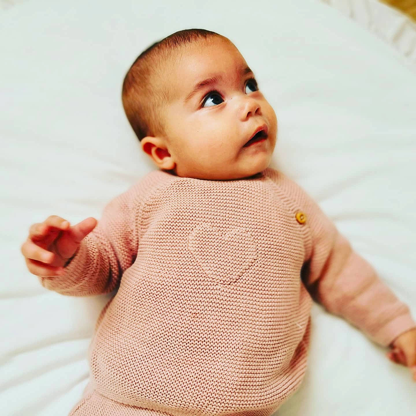 Noëlie a rejoint le concours — aidez-le/la à gagner de superbes lots ! baby, baby_toddler_clothing, cheek, child, finger, outerwear, pattern, person, skin, sleeve, toddler