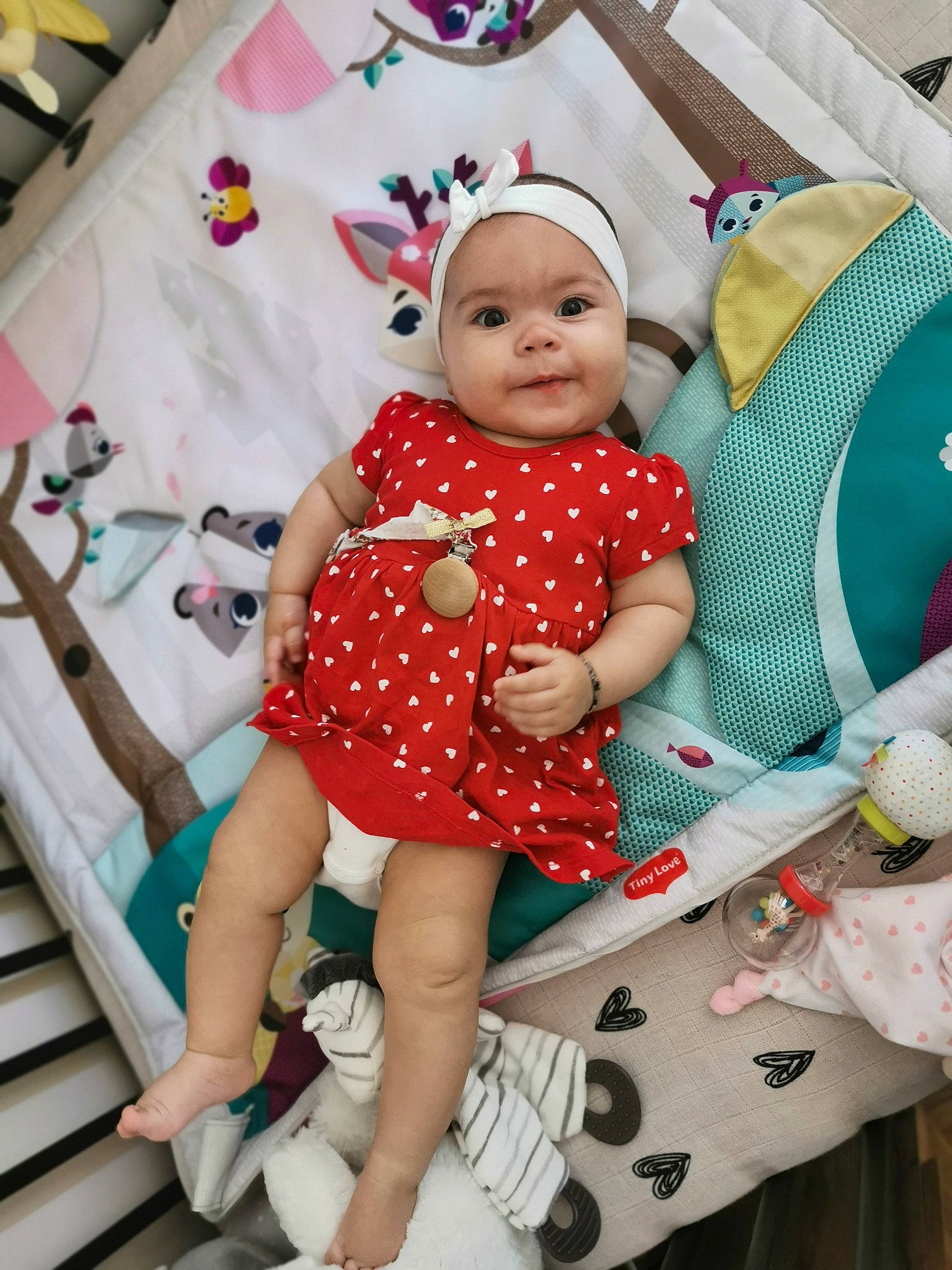 Noëlie participe au concours pour gagner de l'argent avec cette photo : baby, baby_products, baby_toddler_clothing, child, design, headwear, pattern, person, pink, polka_dot, product, skin, toddler