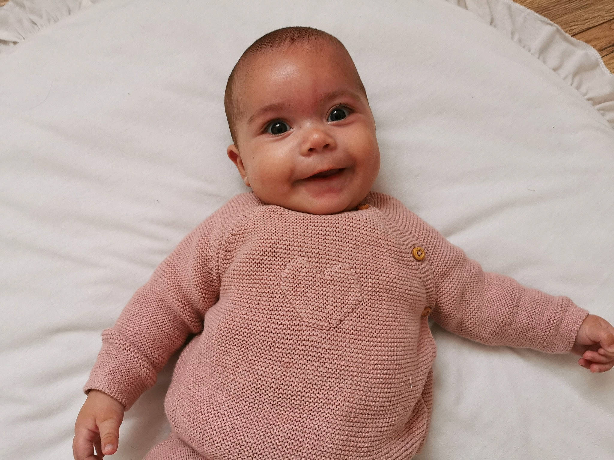 Noëlie a rejoint le concours — aidez-le/la à gagner de superbes lots ! baby, baby_products, baby_toddler_clothing, cheek, child, face, head, joy, knitting, lip, nose, outerwear, pattern, person, pink, product, skin, sleeve, toddler, wool