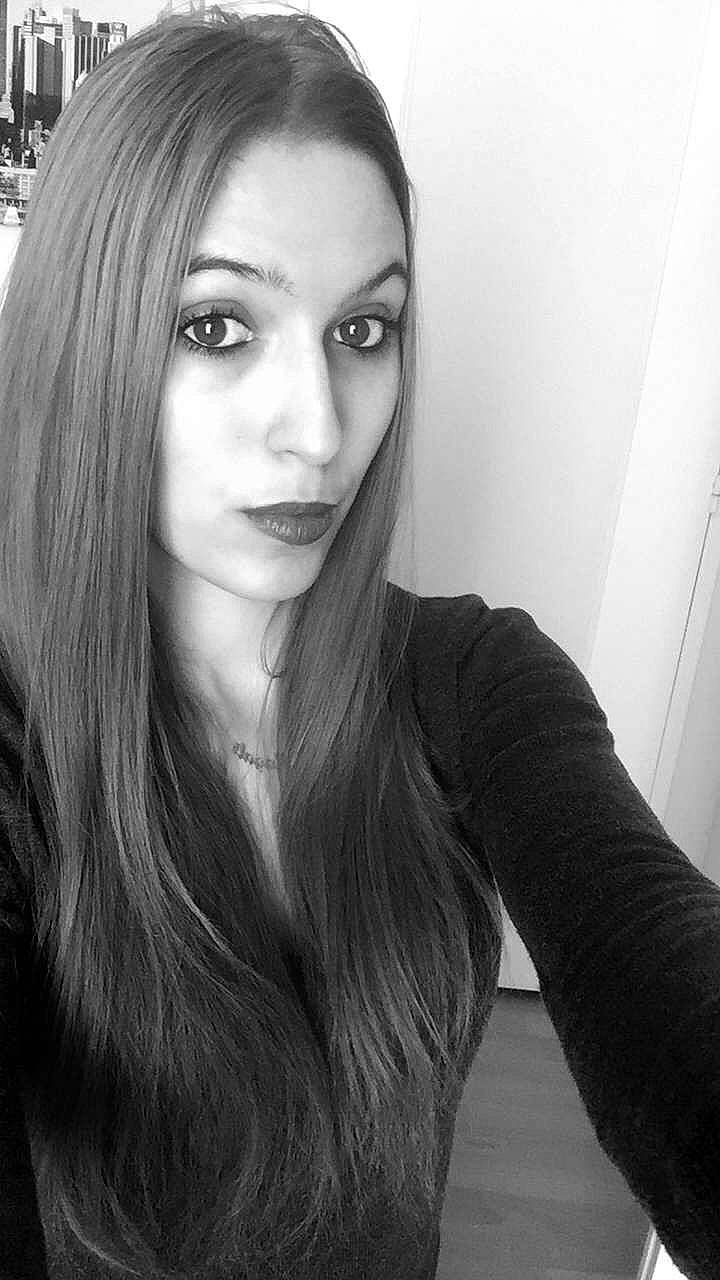 Magali participe au concours pour gagner de l'argent avec cette photo : black, chin, eye, eye_liner, eyebrow, eyelash, facial_expression, flash_photography, forehead, hairstyle, head, iris, jaw, lip, makeover, mouth, nose, person, shoulder, skin