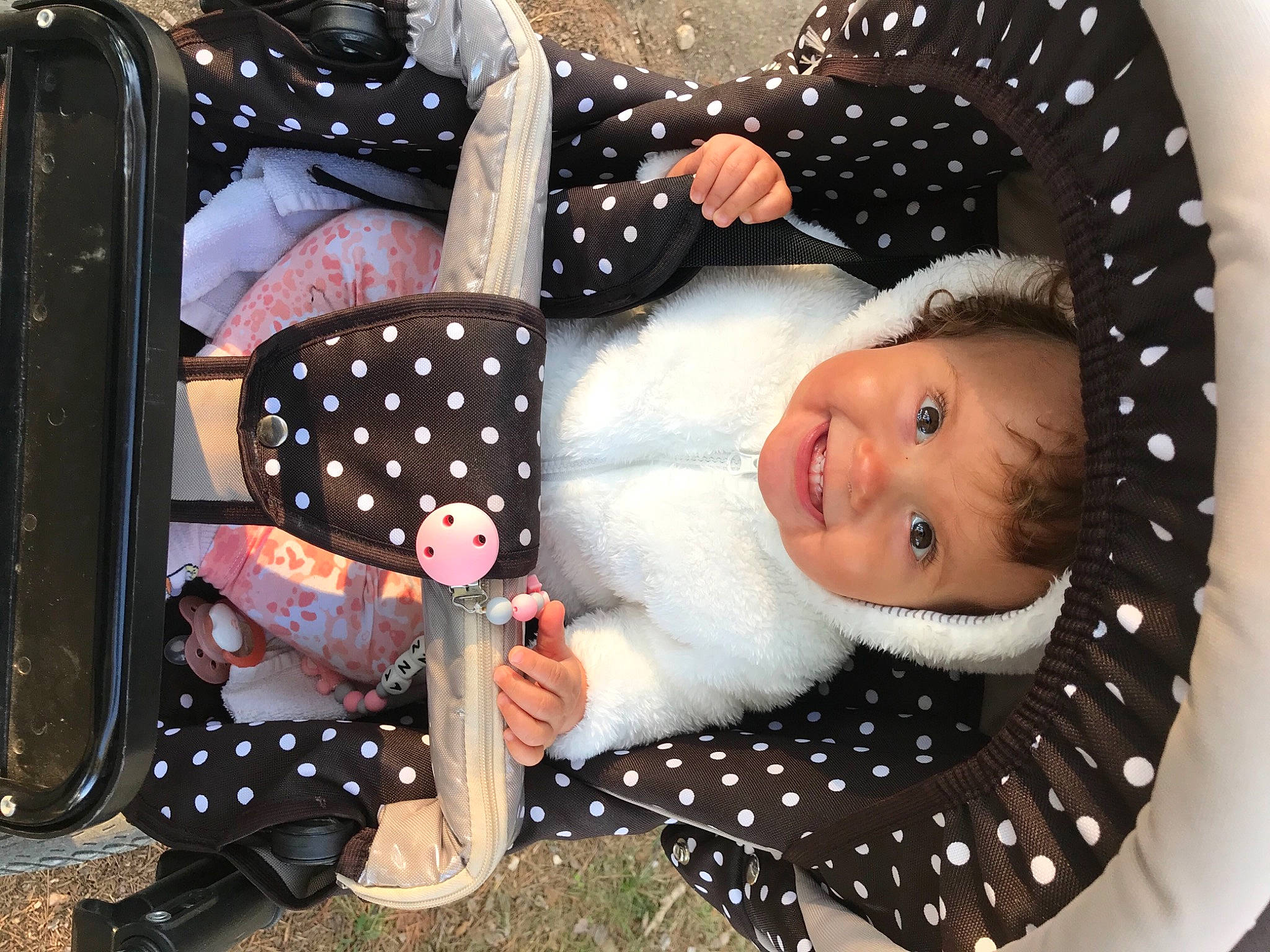 Marianna a rejoint le concours — aidez-le/la à gagner de superbes lots ! baby, baby_products, baby_sleeping, baby_toddler_clothing, cheek, child, comfort, embellishment, facial_expression, fashion_accessory, happy, joy, pattern, person, photograph, pink, polka_dot, portrait_photography, sleeve, smile