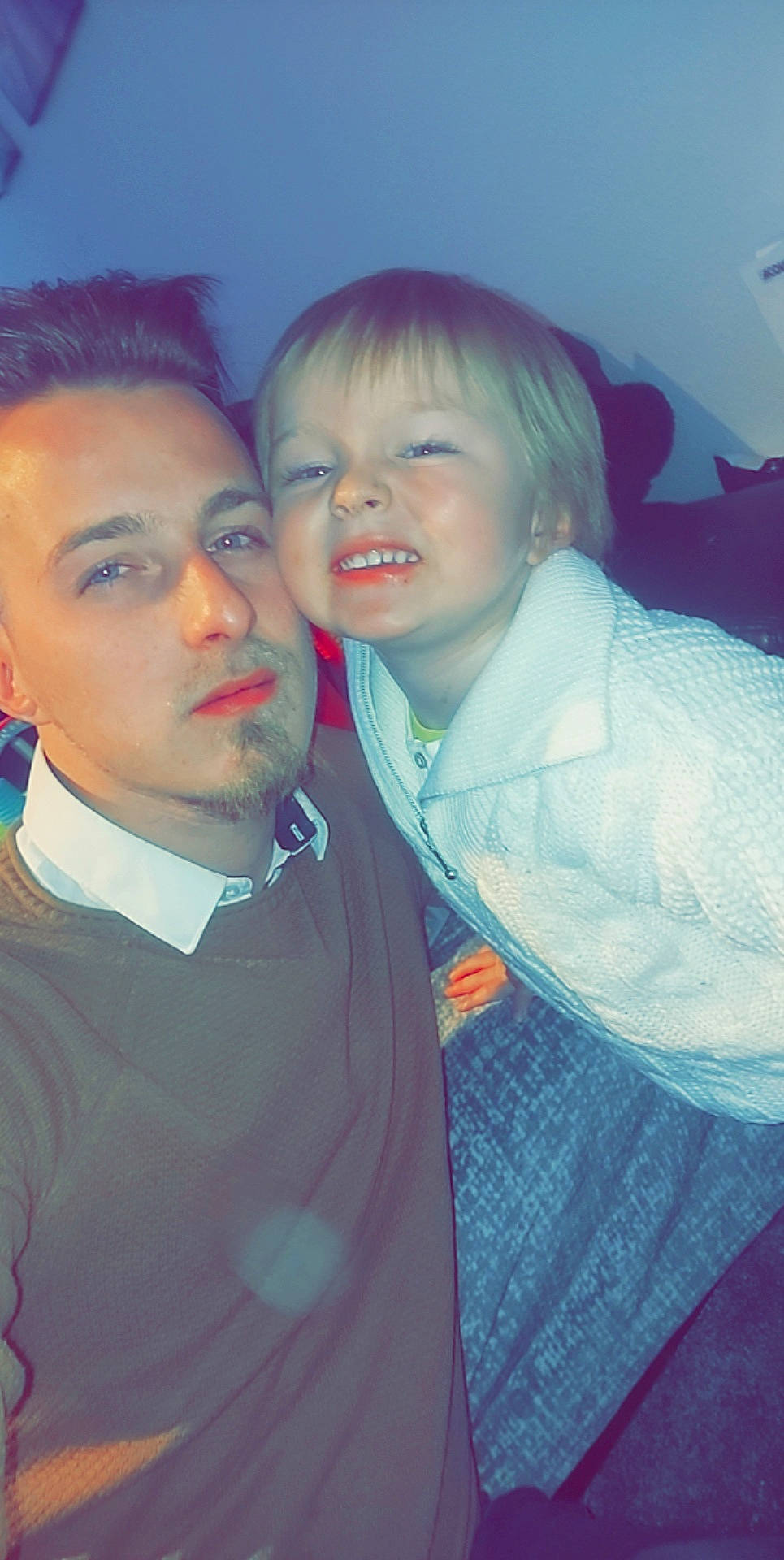 Tiago participe au concours pour gagner de l'argent avec cette photo : chin, cool, electric_blue, eye, eyebrow, flash_photography, forehead, fun, gesture, happy, human_body, iris, lip, mouth, nose, person, shoulder, skin, smile, standing